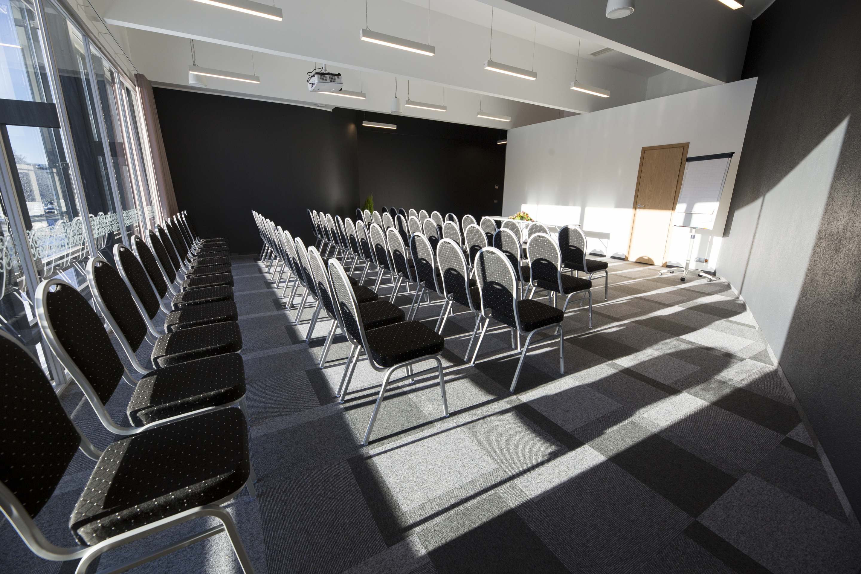 Go Hotel Shnelli seminarikeskuse valgusküllane seminariruum