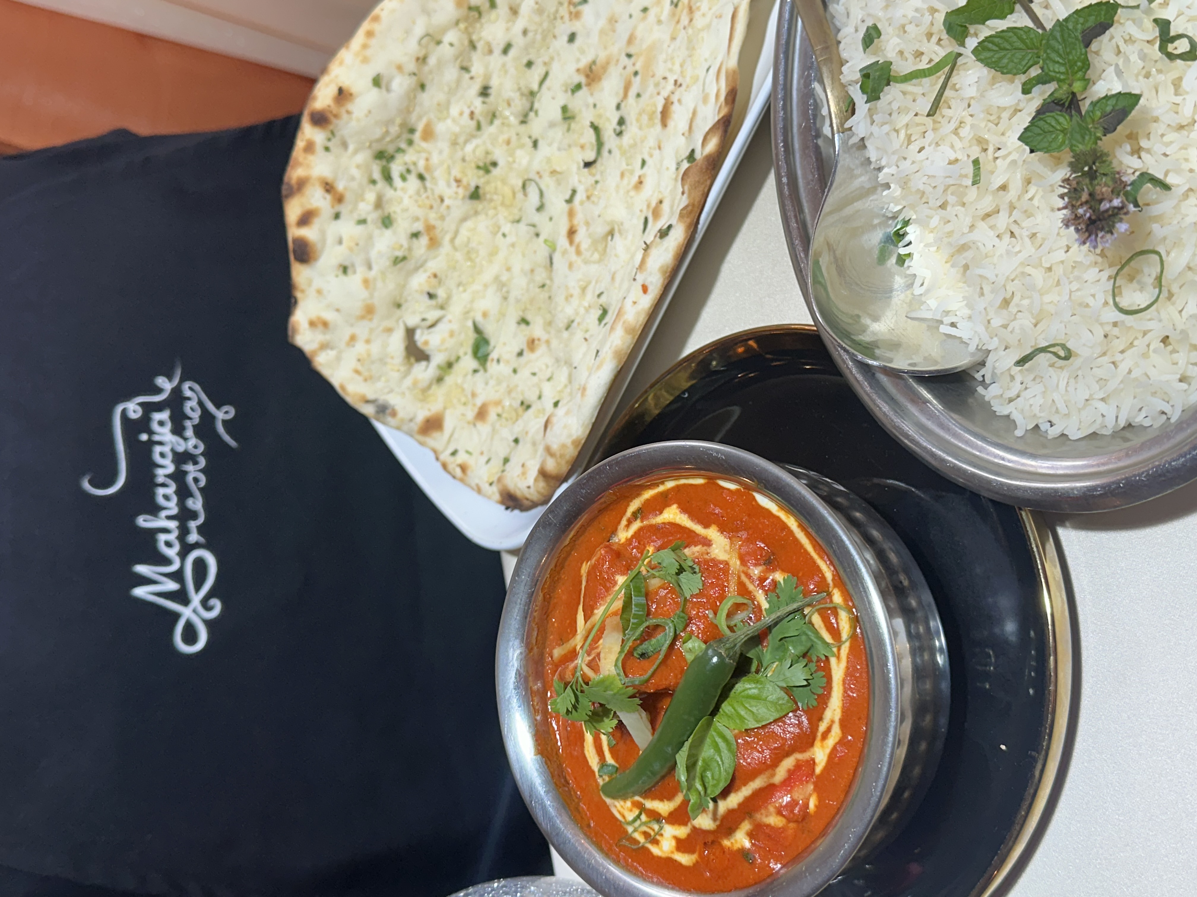 Īsts Indijas karijs, tandoori maize un basmati rīsi "Maharaja" Indijas restorānā