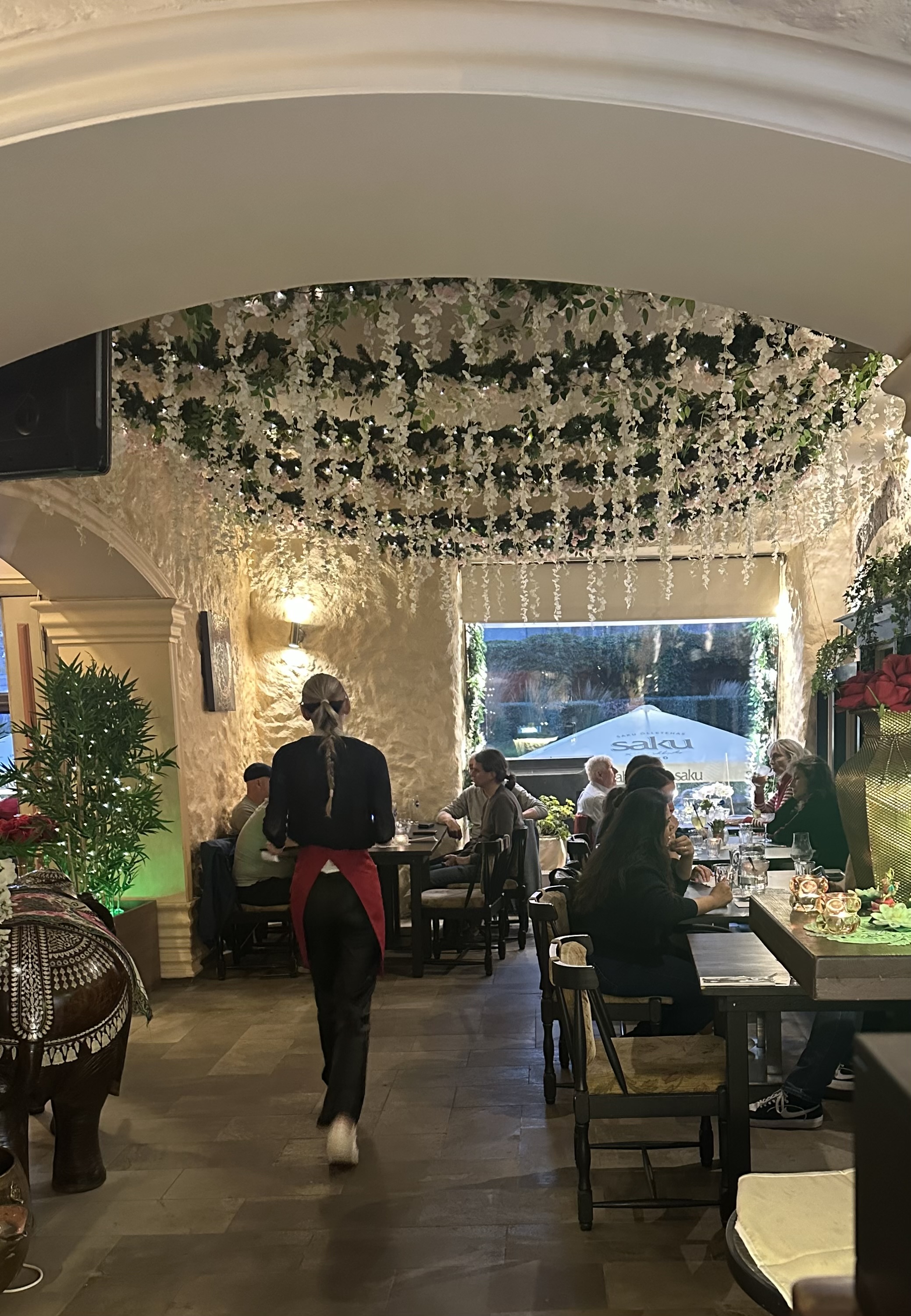 Vakariņas un mājīga atmosfēra "Maharaja" Indijas restorānā Tallinas vecpilsētā