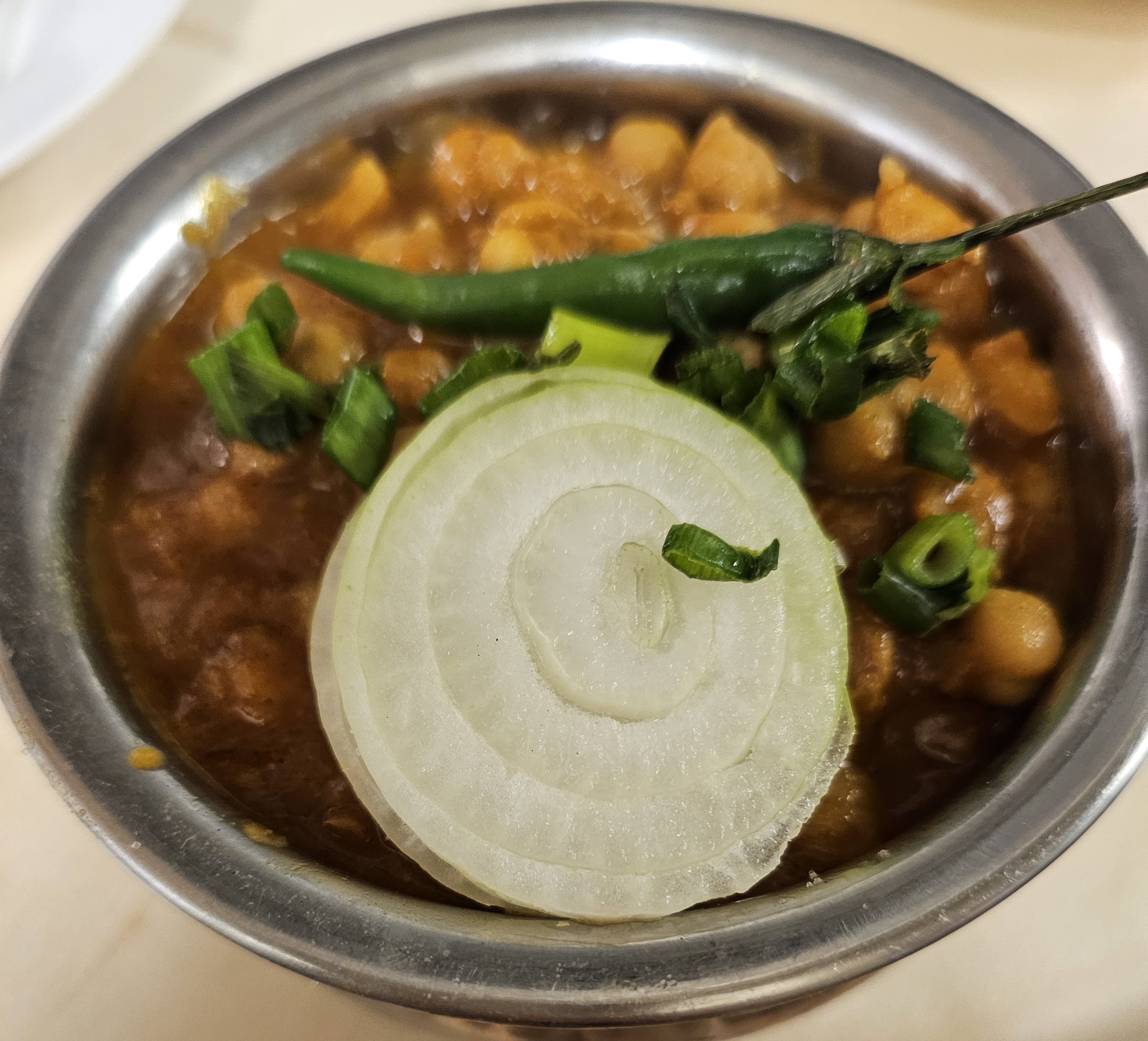 Channa pindi- pikants turku zirņu karijs, daļa no plašās "Maharaja"veģetārās un vegānās ēdienkartes 