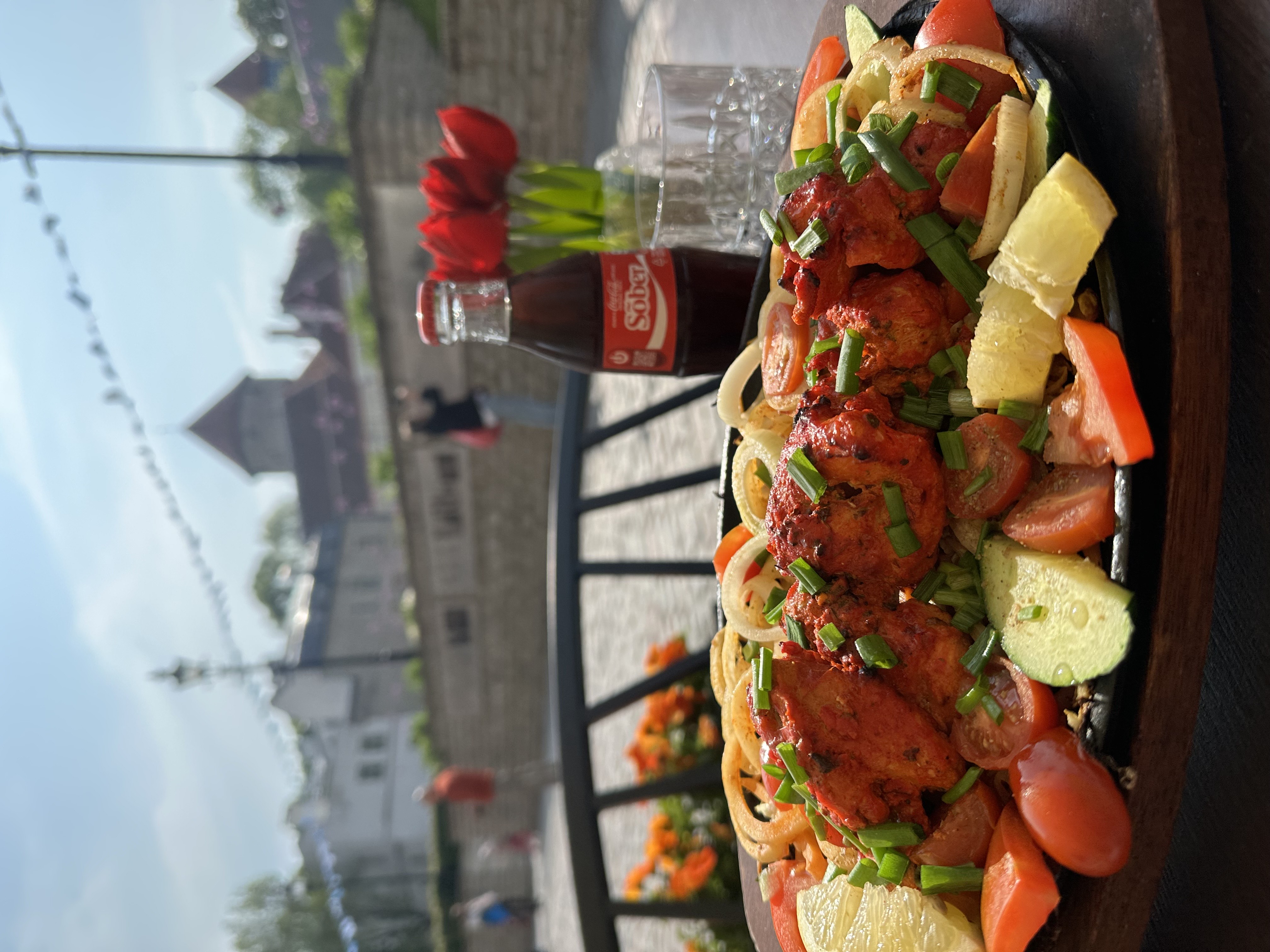 Tandoori ēdieni un vasaras Tallinas vecpilsētas terase restorānā "Maharaja"