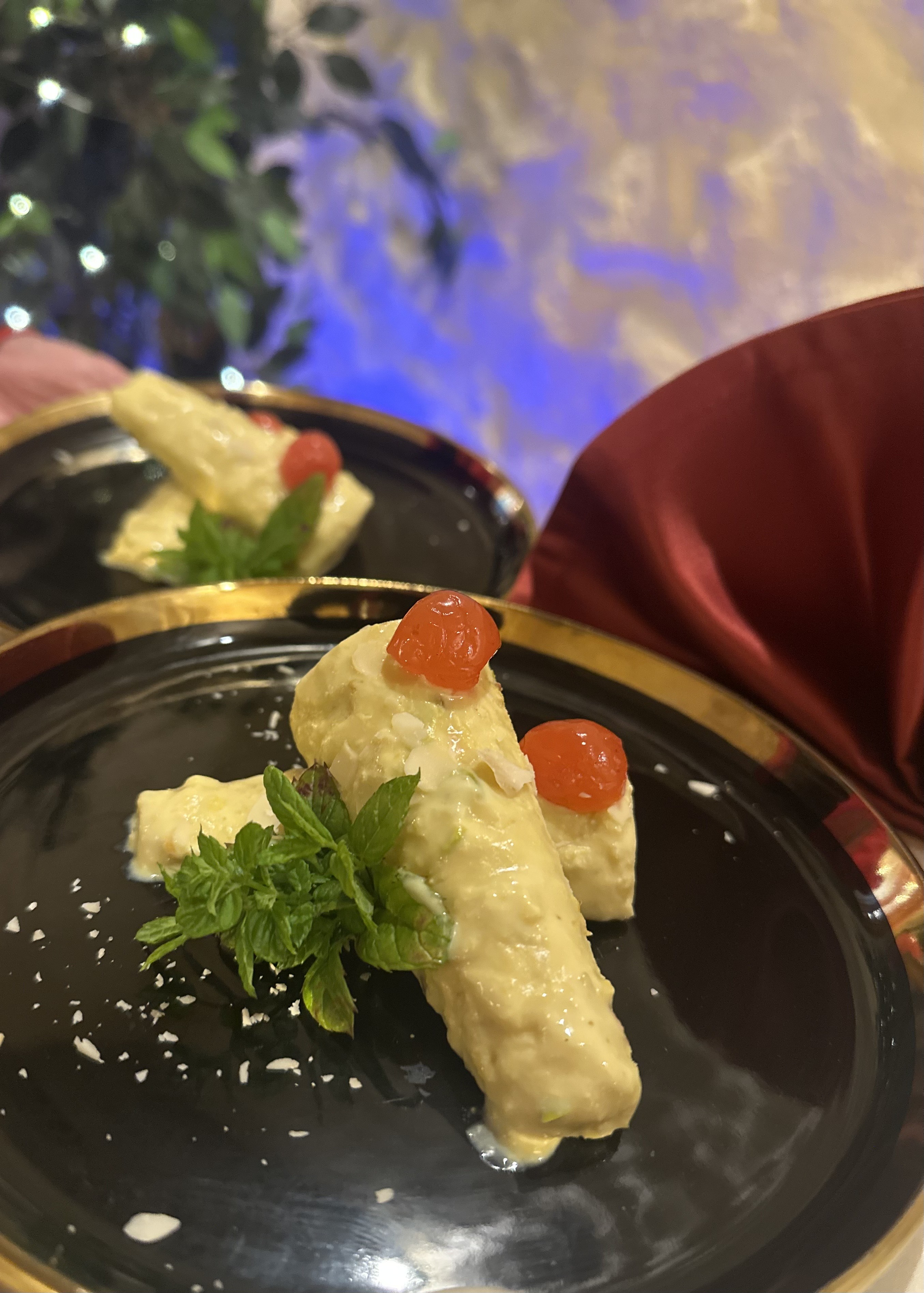 Indijas saldējums Kulfi restorānā "Maharaja" Tallinas vecpilsētā, pagatavots ar safrānu un riekstiem