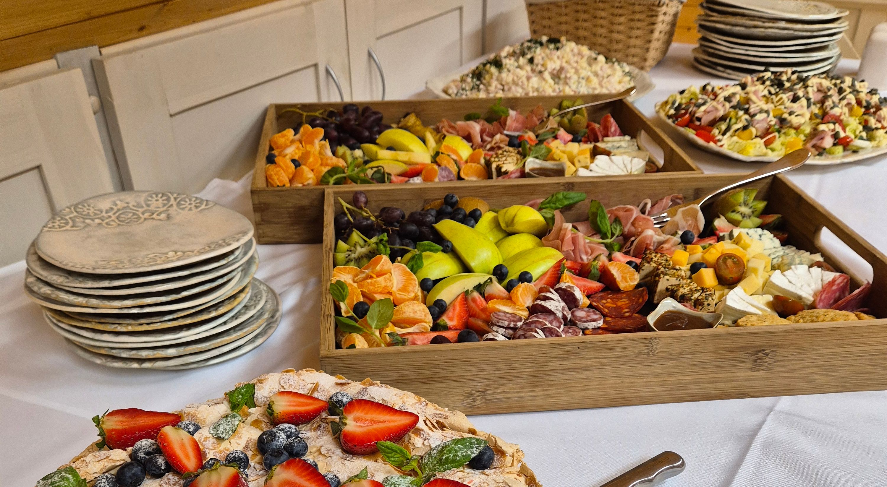 Luke Mõisa kohviku grupimenüü mitmekülgse toiduvalikuga