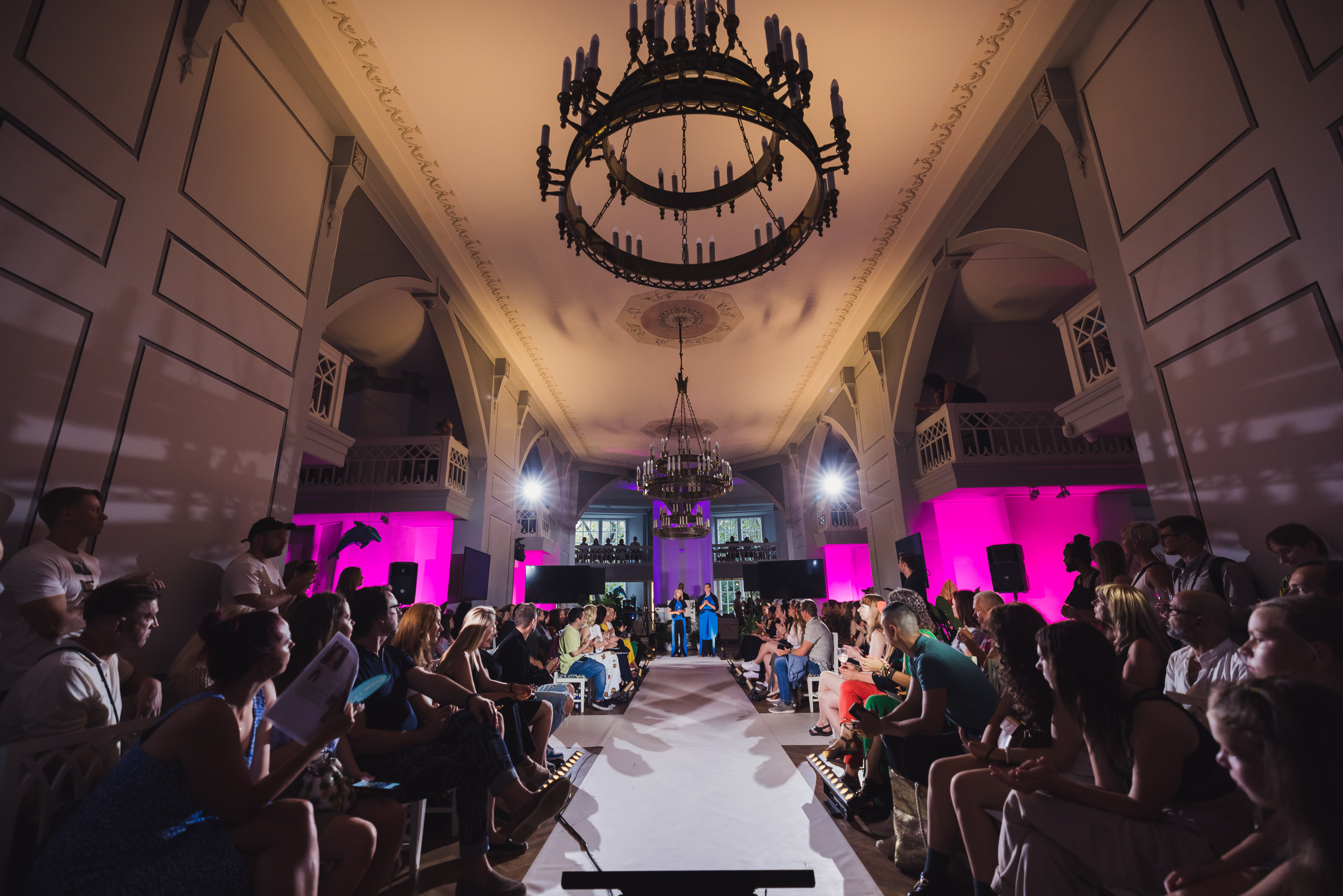 Eriüritus Tartu Ülikooli muuseumi valges saalis