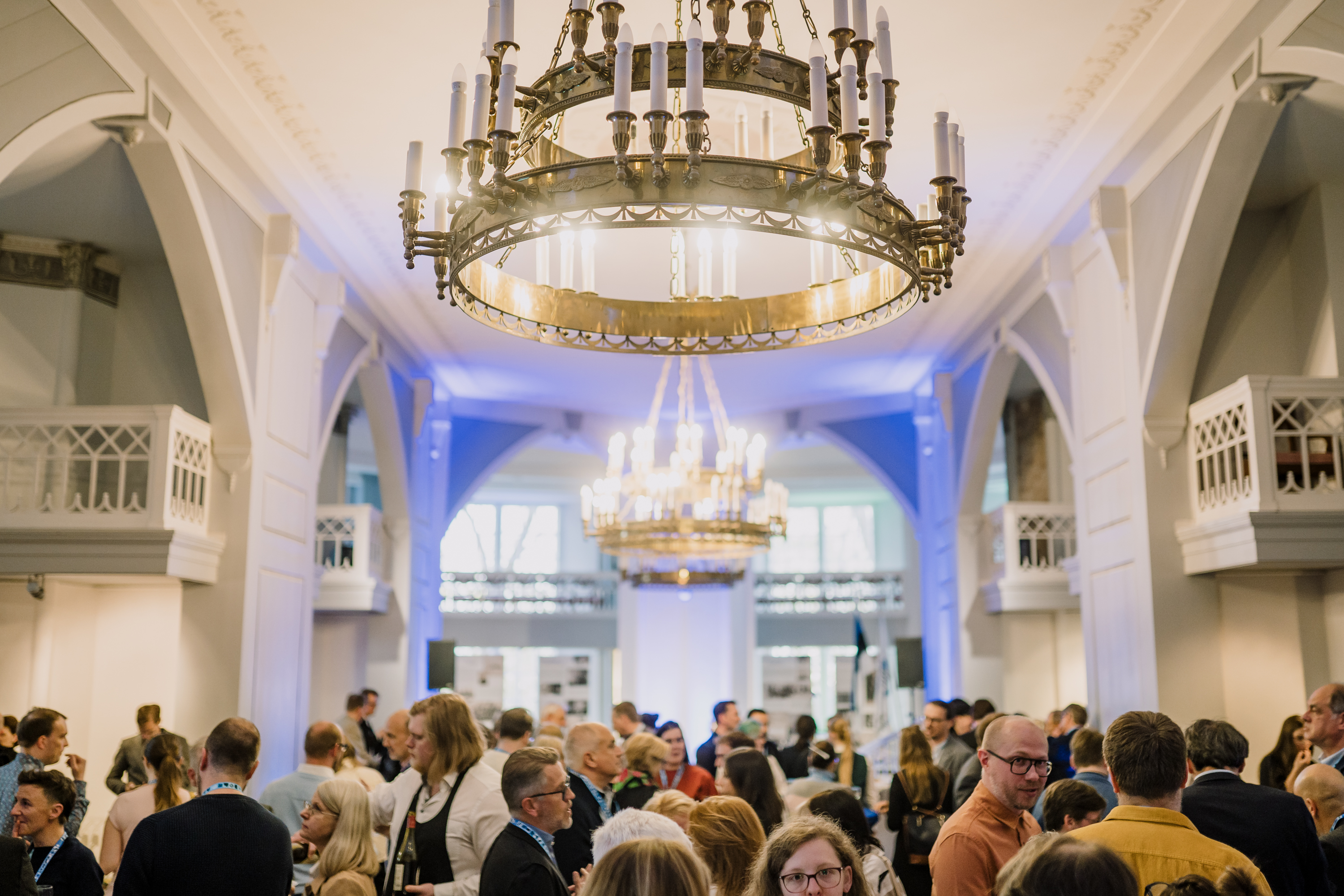 Eriüritus Tartu Ülikooli muuseumi valges saalis