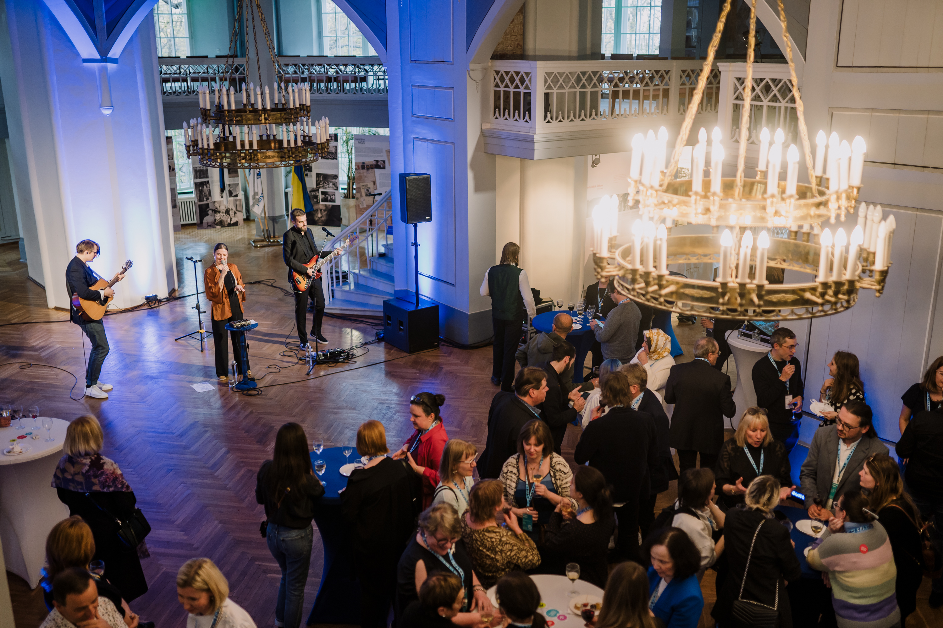 Eriüritus Tartu Ülikooli muuseumi valges saalis