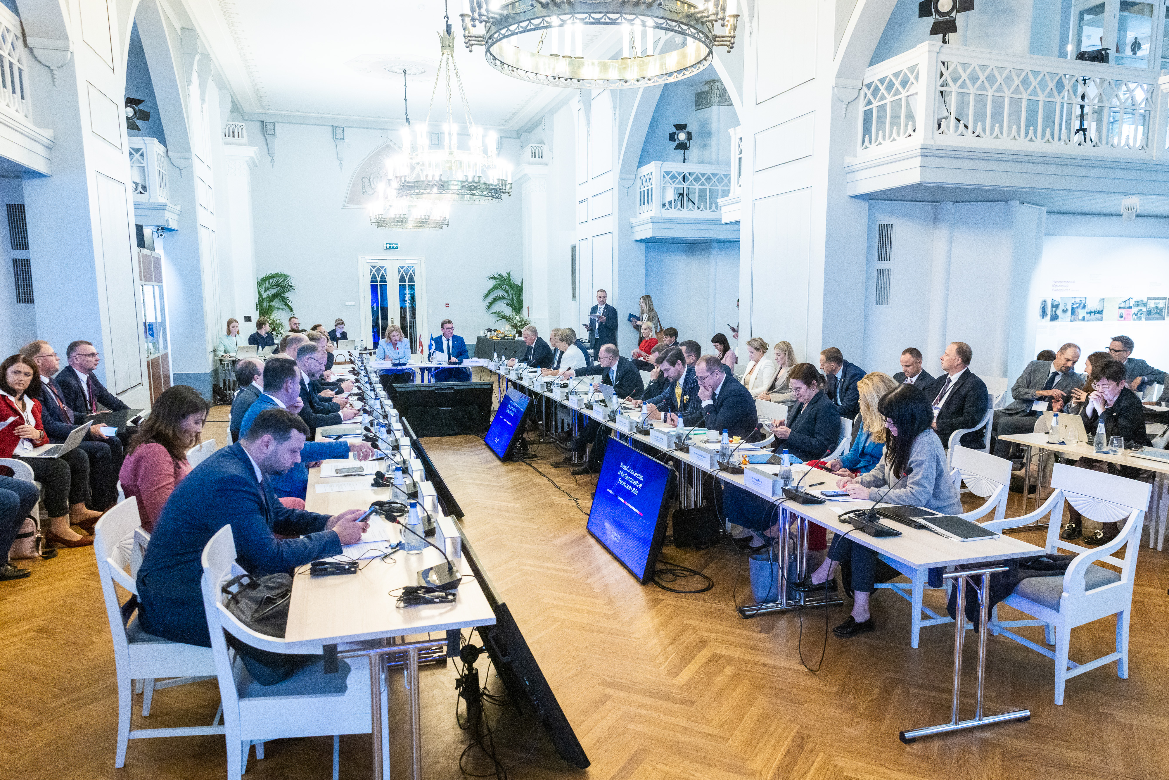 Eriüritus Tartu Ülikooli muuseumi valges saalis