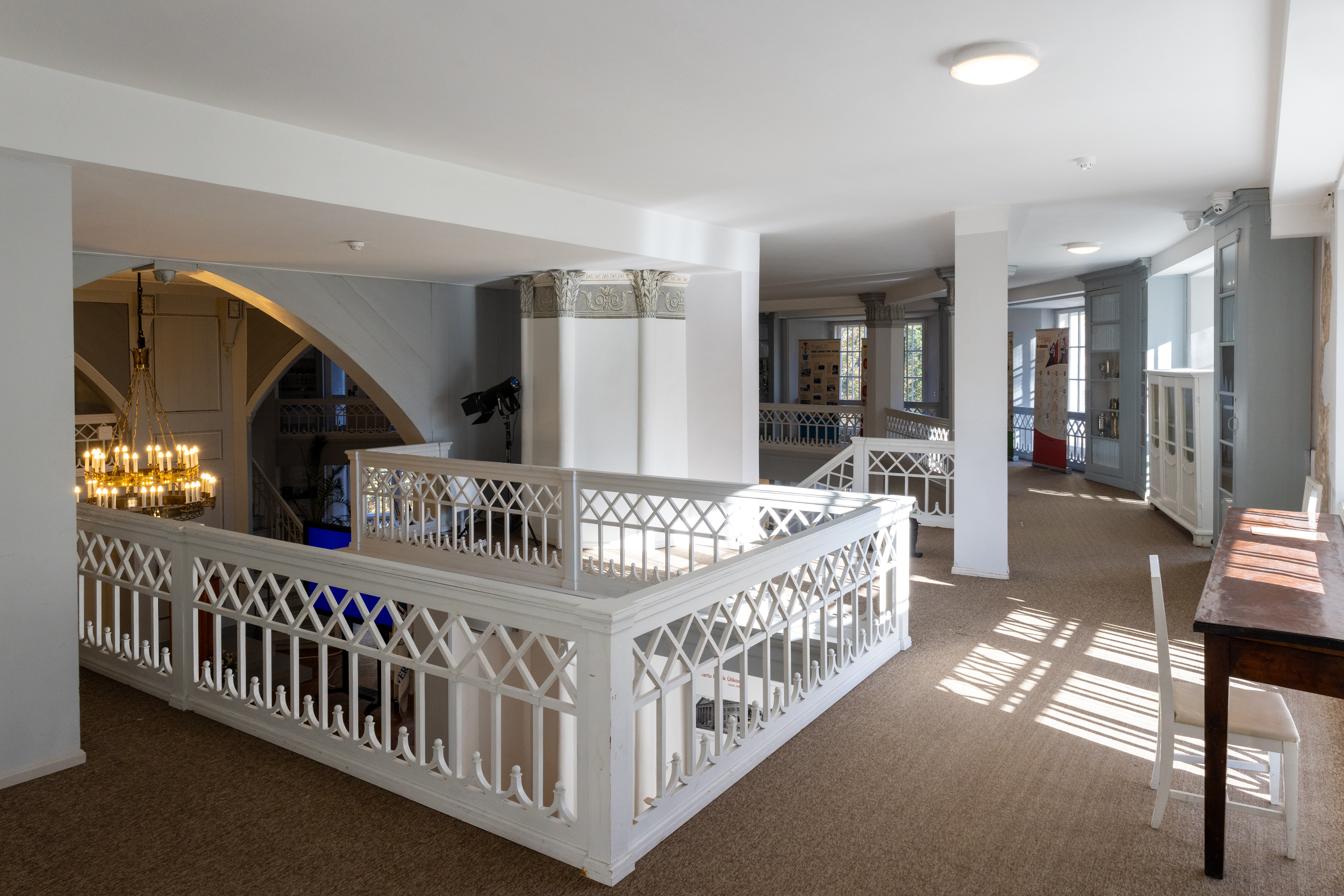 Tartu Ülikooli muuseumi valge saali rõdu