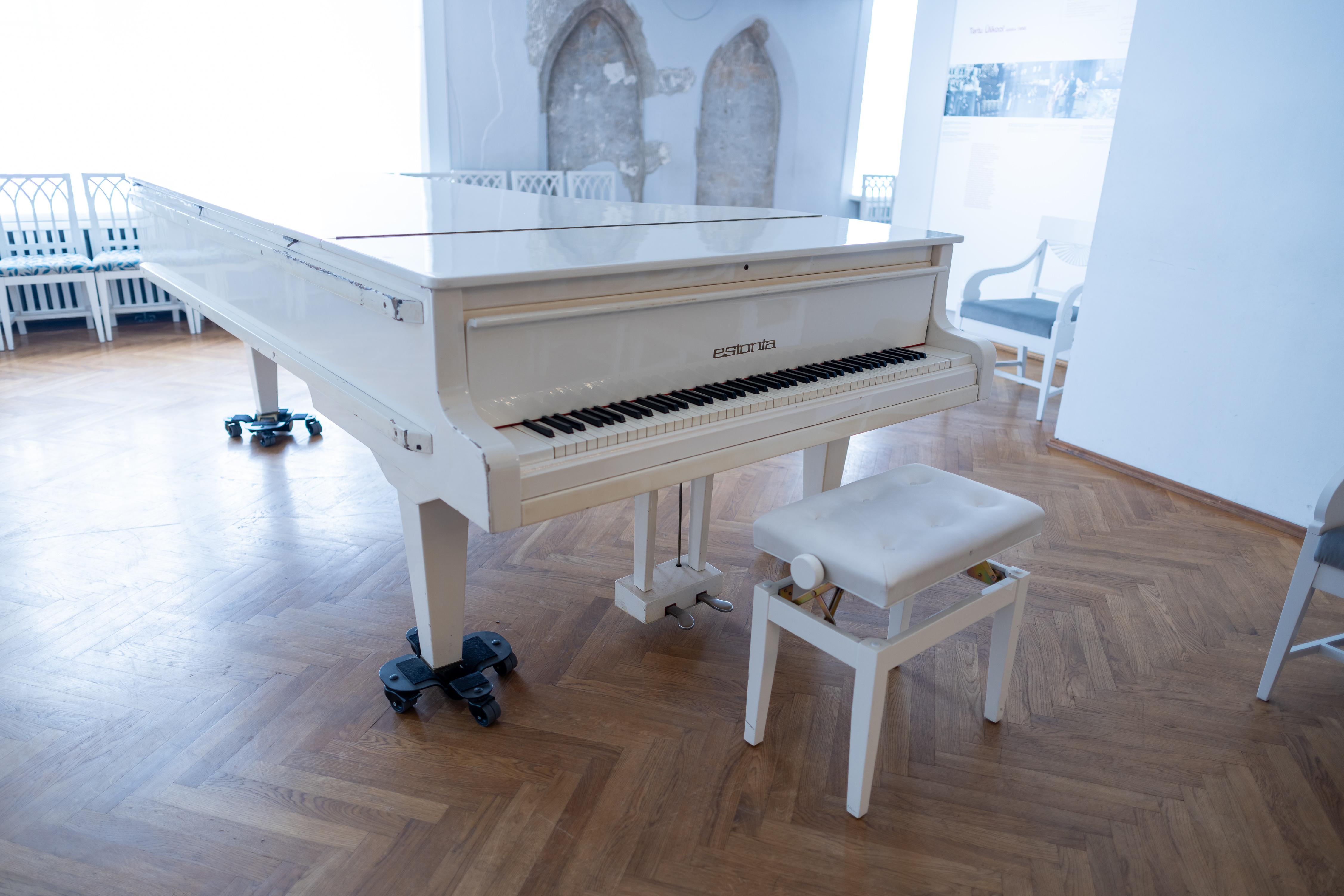 Tartu Ülikooli muuseumi valge saali klaver