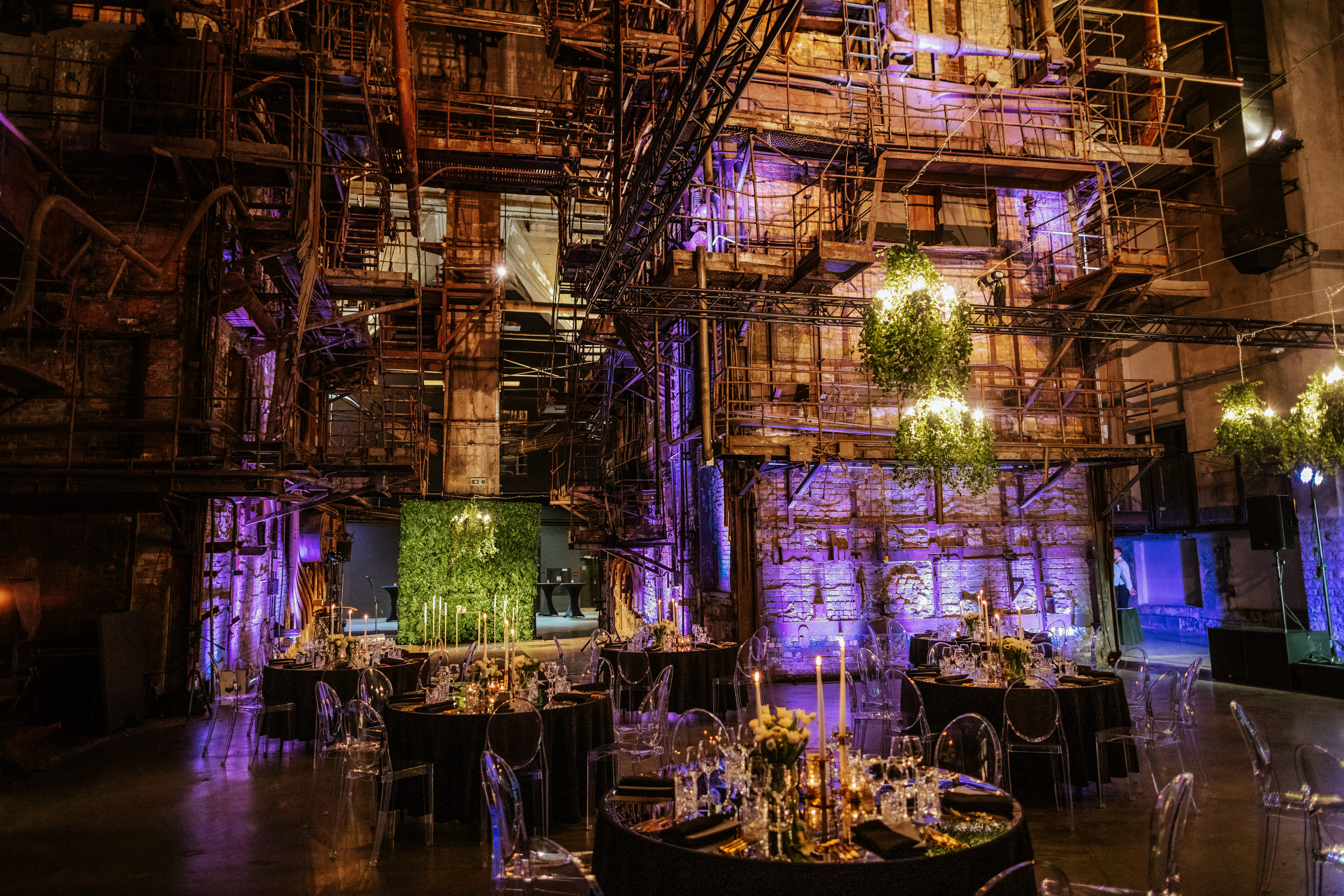 Katelde saal koos kaetud laudadega galaks