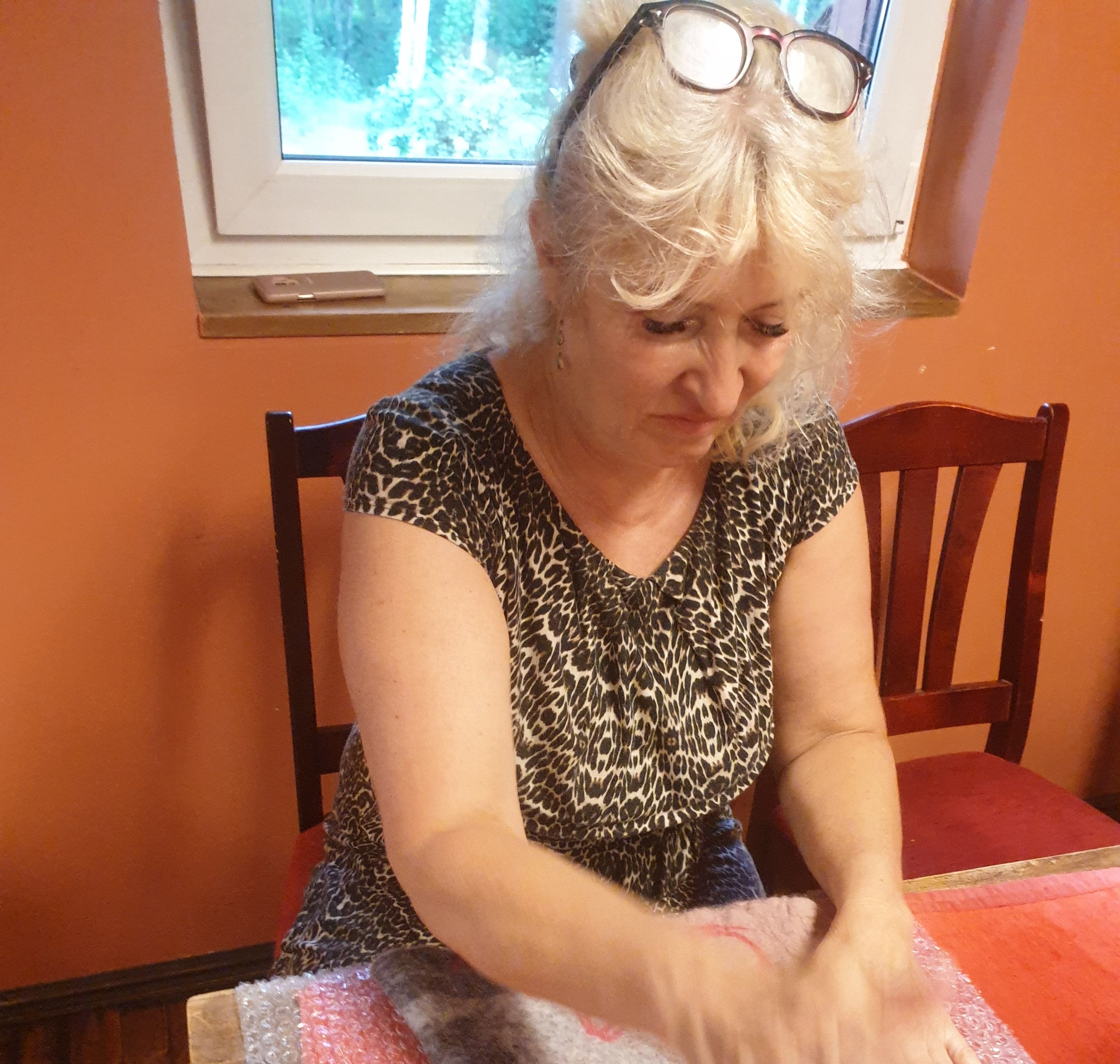 The hostess of Kallaste Farm teaches felting.