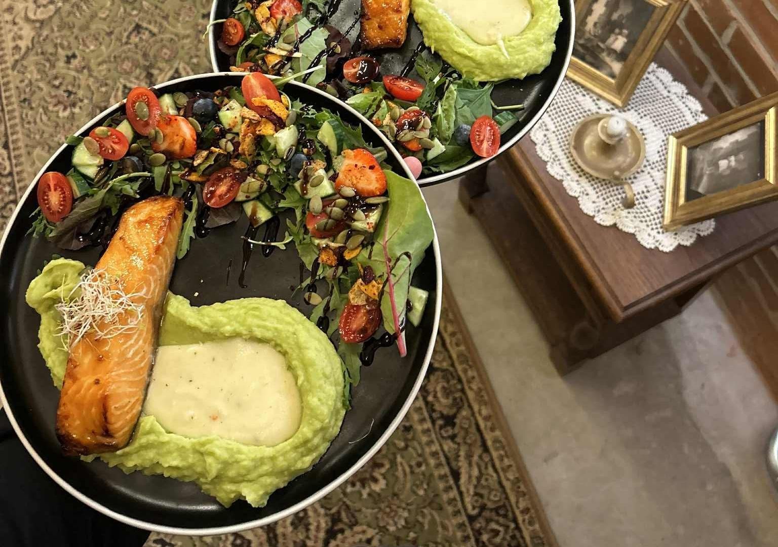 Luke Mõisa värske roog salati ja lõhega