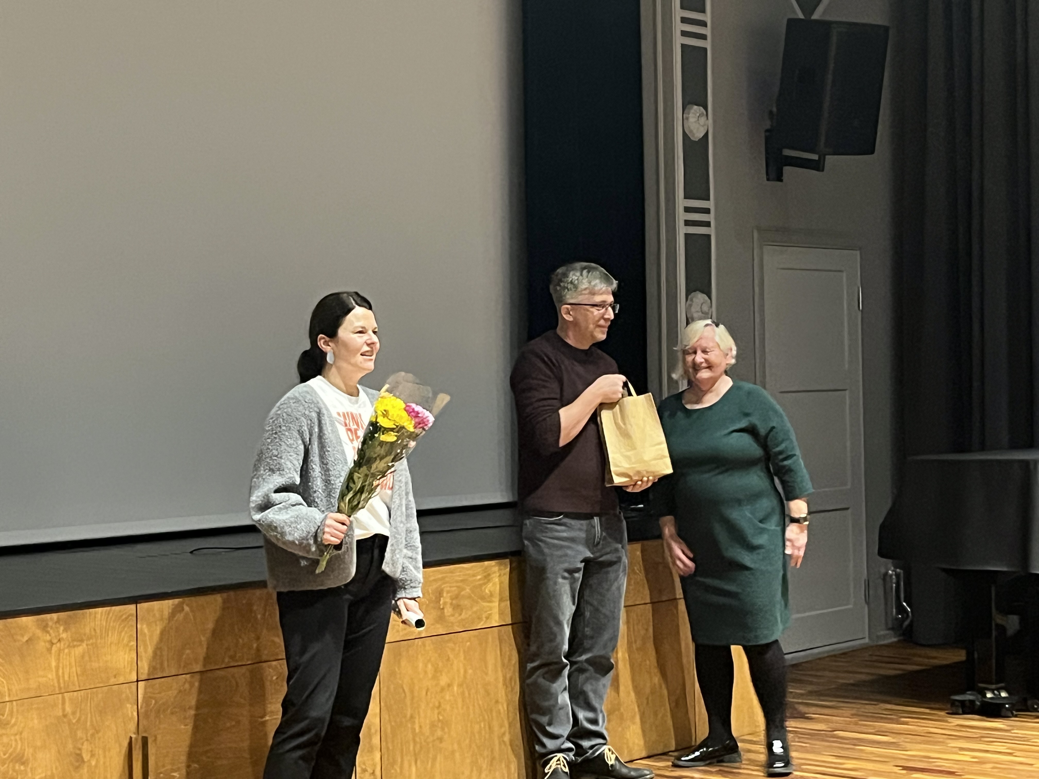 Suured tänud Heilikale ja Raimole annab üle Anne Kehra muusemist