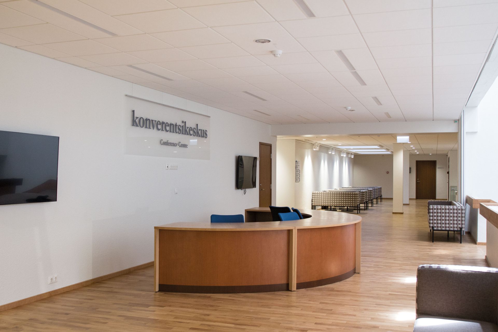 Tartu Ülikooli raamatukogu fuajee koos registreerimislauaga