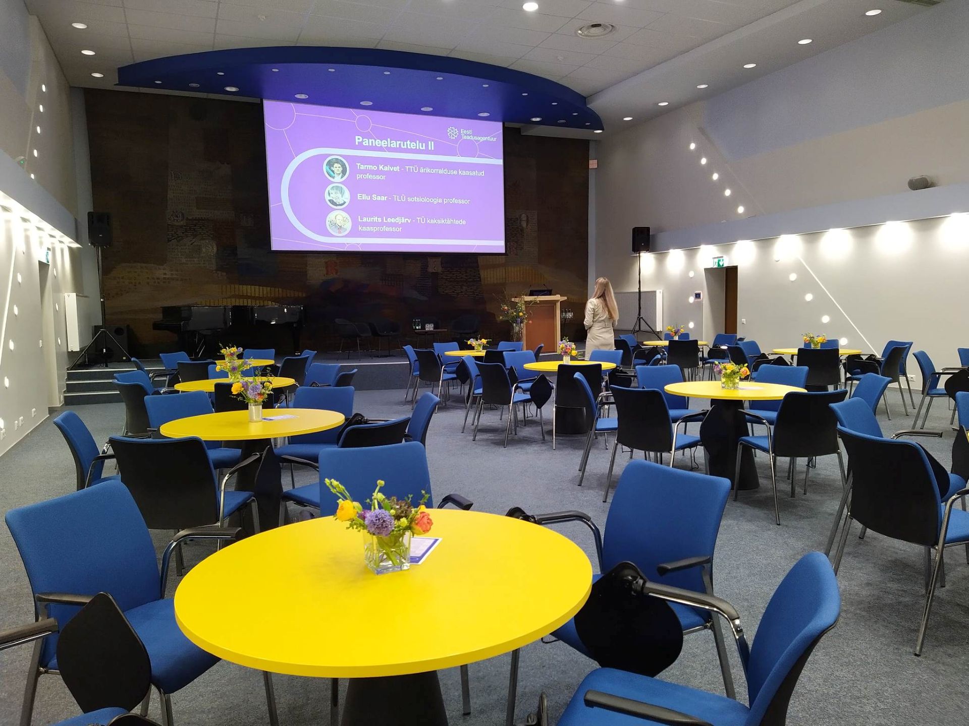 Tartu Ülikooli raamatukogu konverentsisaal laudadega paigutusena