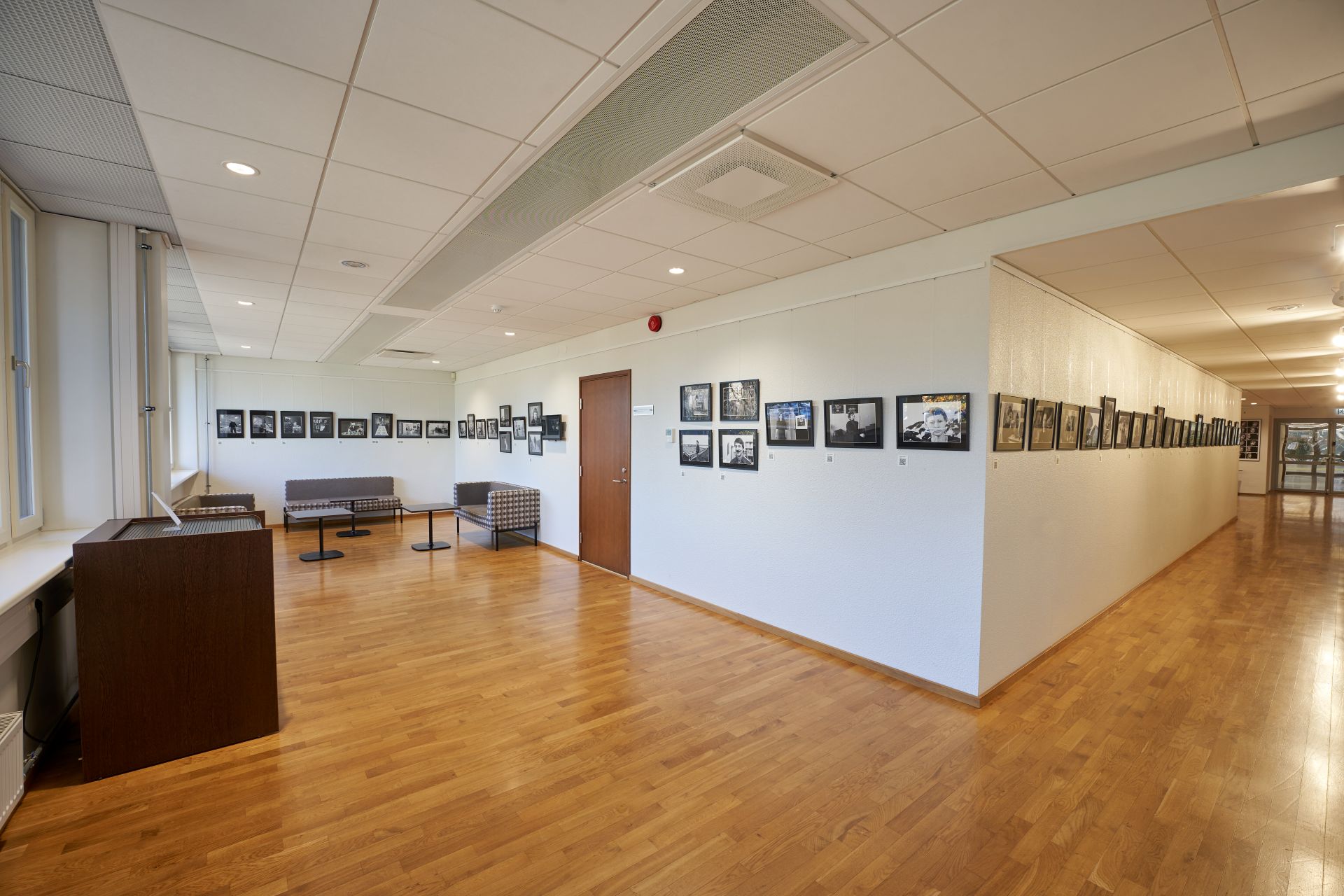 Tartu Ülikooli raamatukogu valgusküllane fuajee