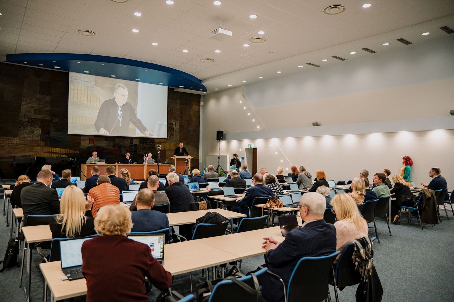 Koostöine õhustik Tartu Ülikooli raamatukogu konverentsisaalis