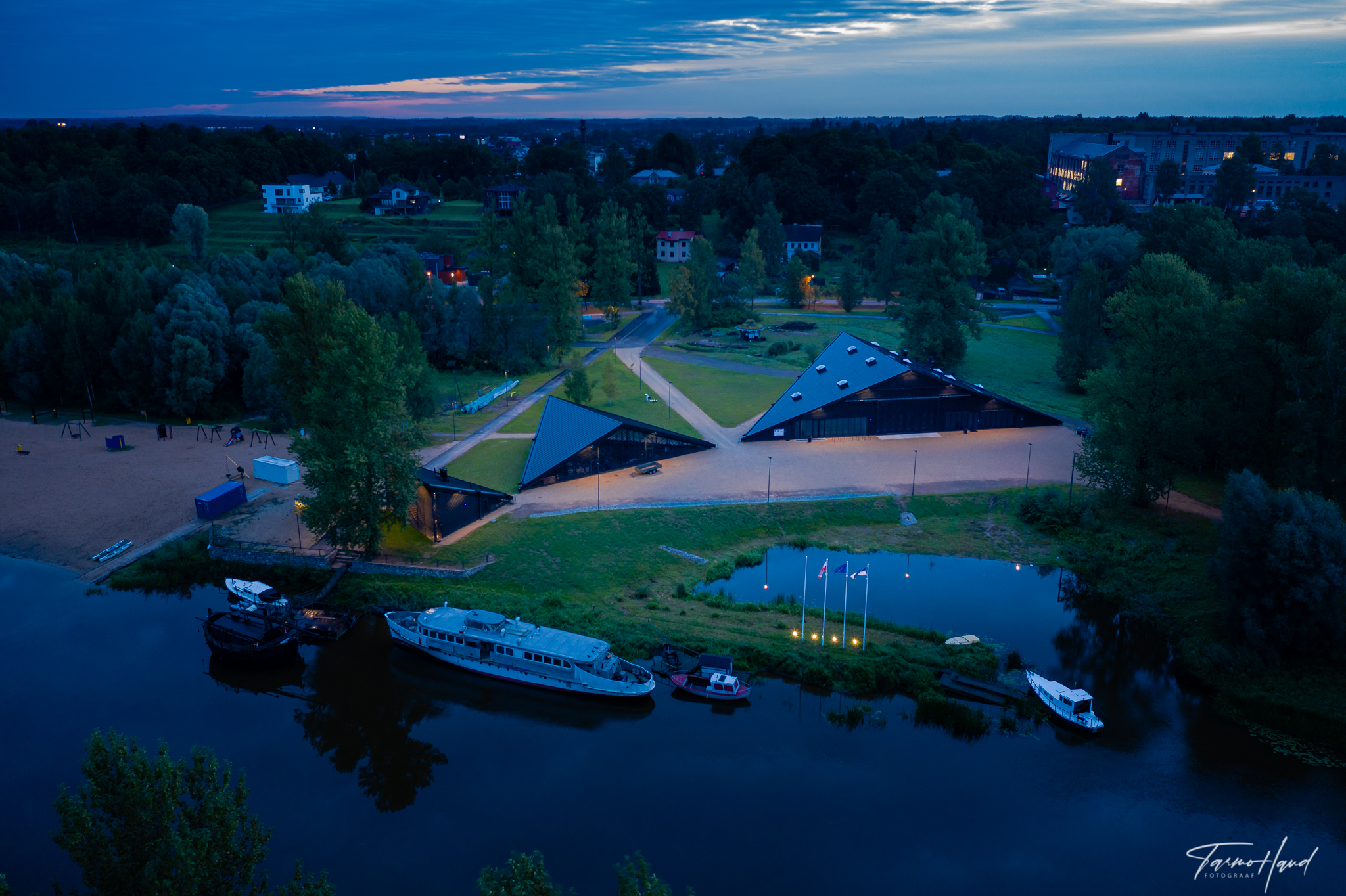 Lodjakoda asub Emajõe ääres, linnakärast eemal looduses