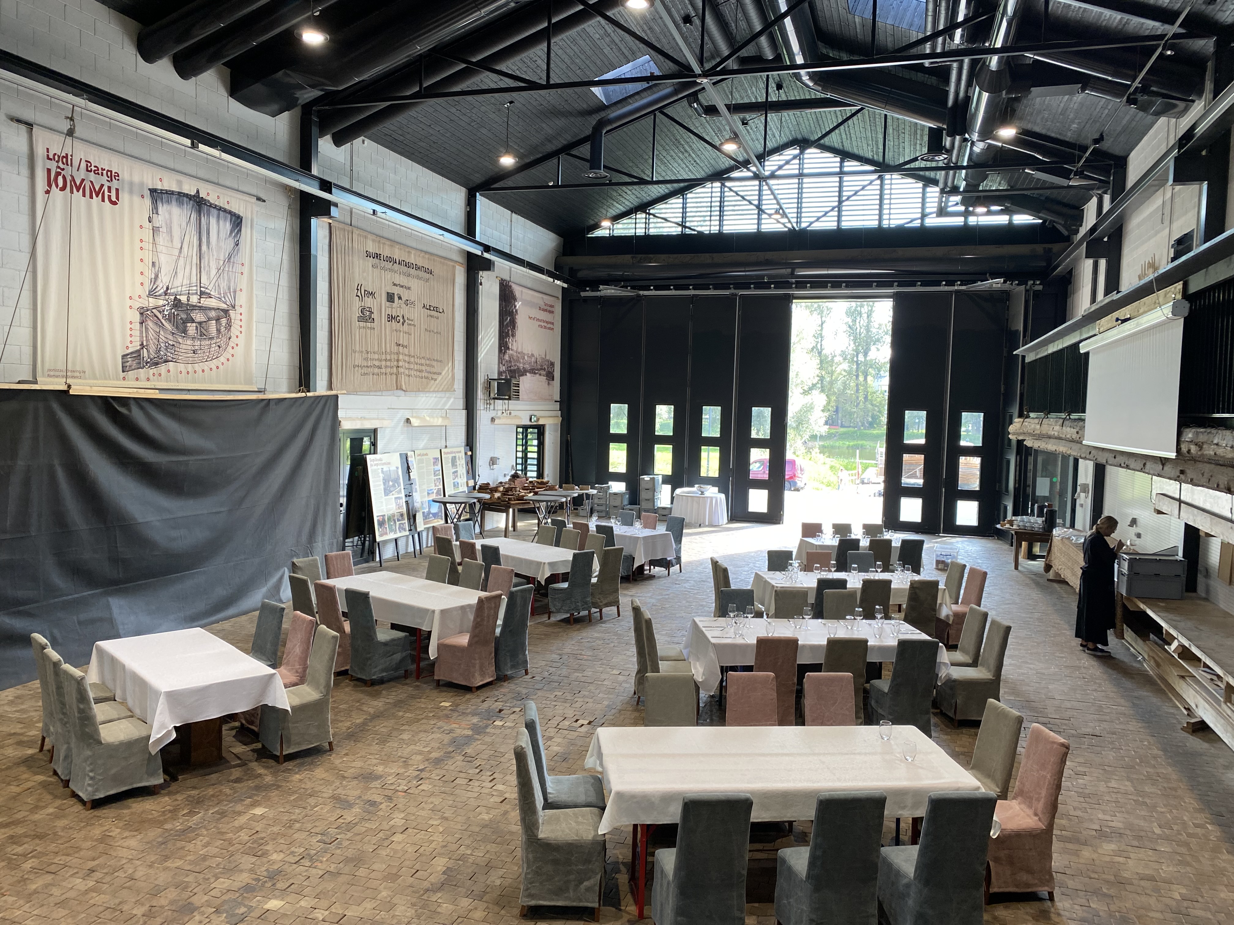 Laevaehitussaali paigutus: seminar laudkondadega