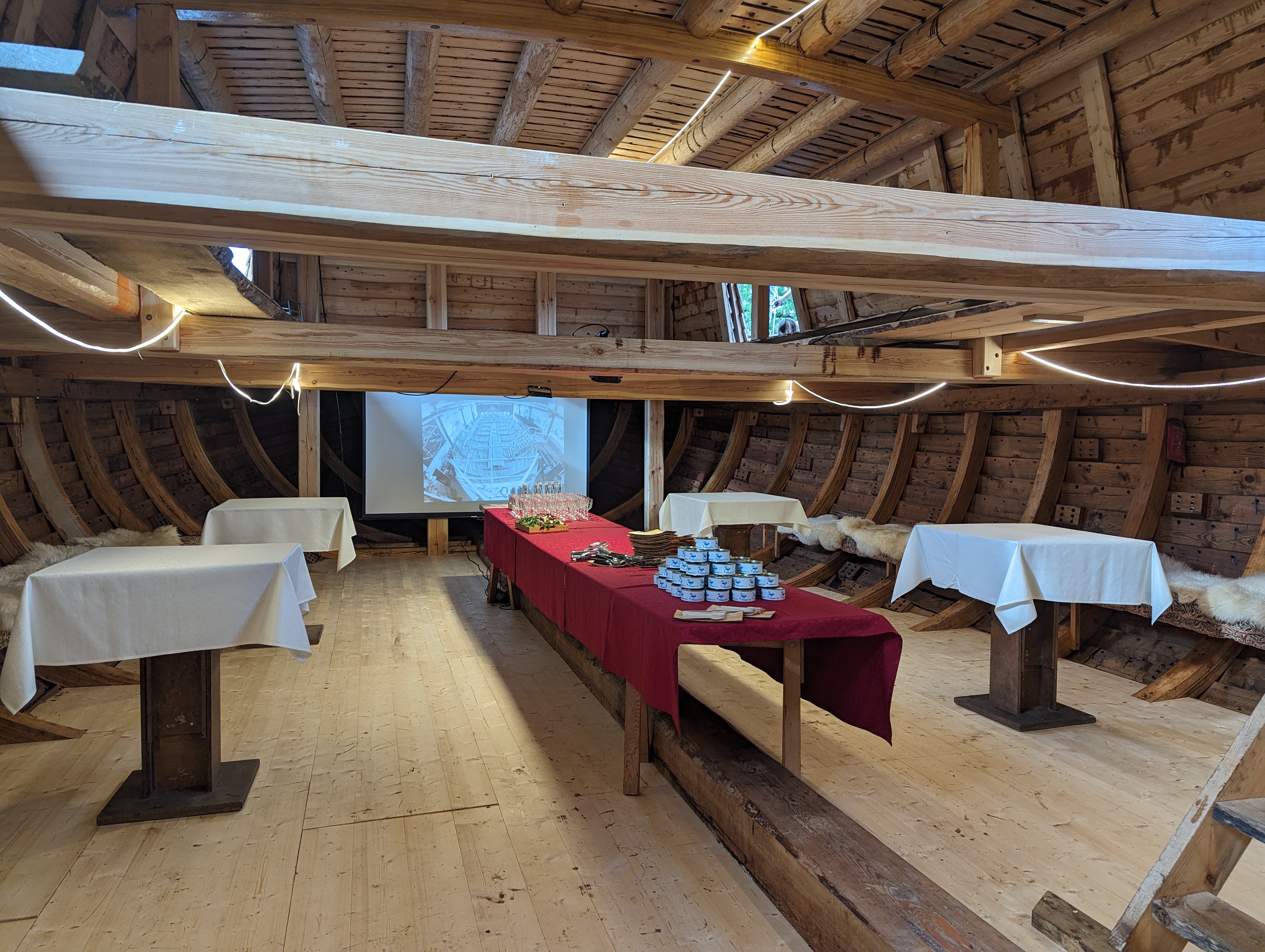 Lodja Suur Sume sisemus sobib ürituseks. Lodi on stabiilne ega kõigu