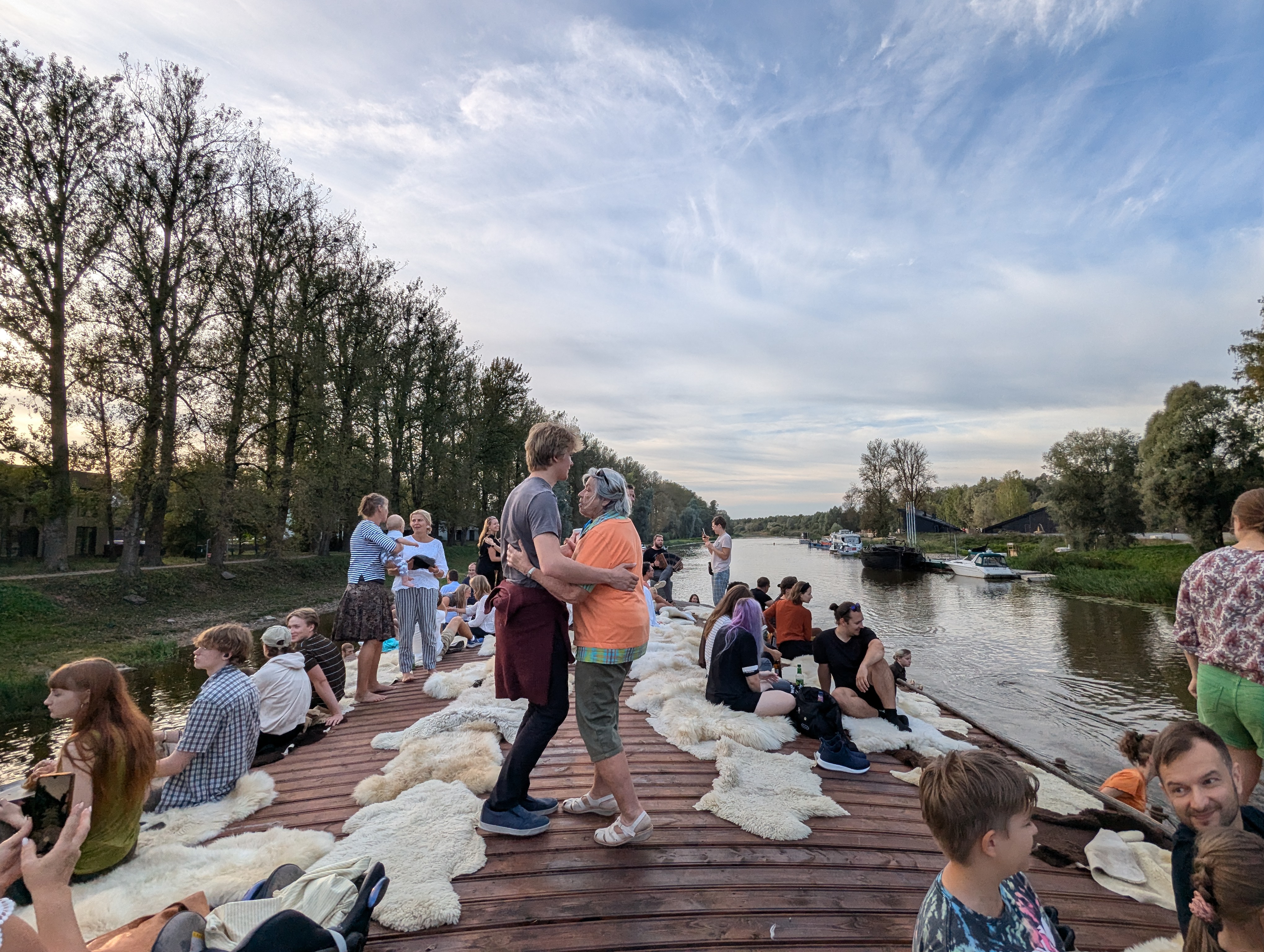 Lodjal Suur Sume nautimas Emajõe ja looduse vaateid