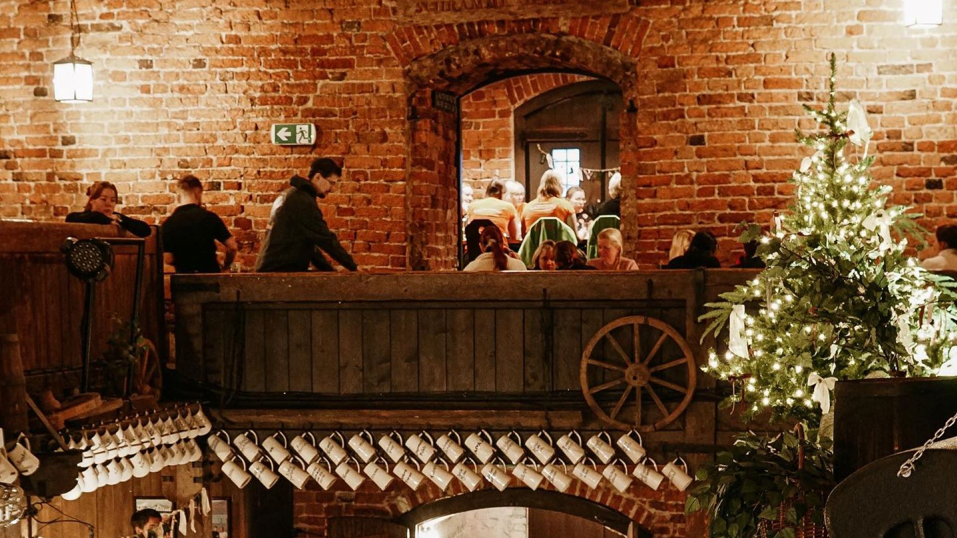 Suur seltskond jõulupeol Tartu Restoranis Püssirohukelder