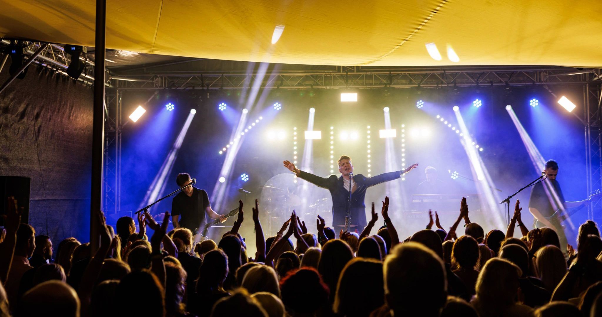 Tartu Kesklinnas asuvad Püssirohukeldris toimuv välikontsert suure publikuga