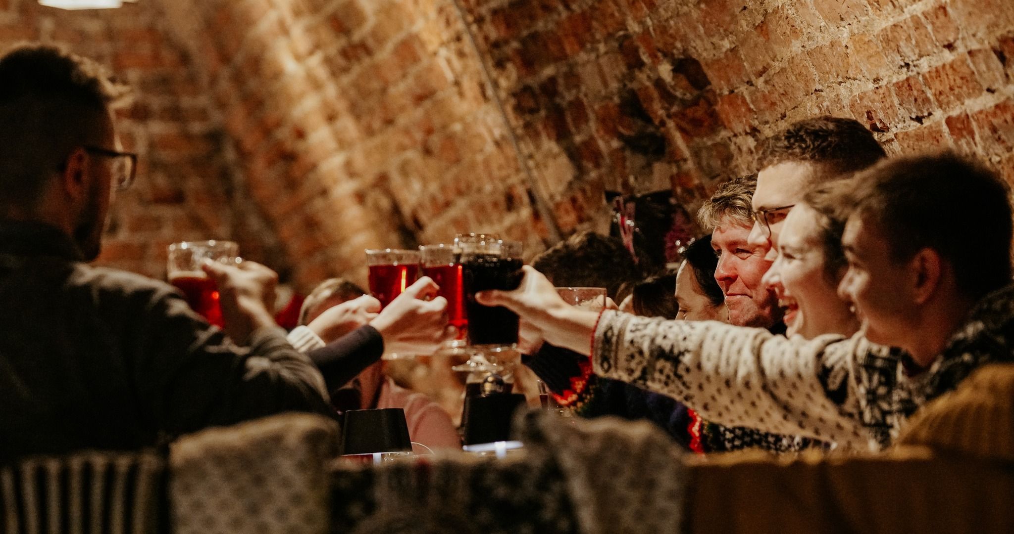 Seltskond nautimas pubi Püssirohukeldris valmistatud käsitööõlut