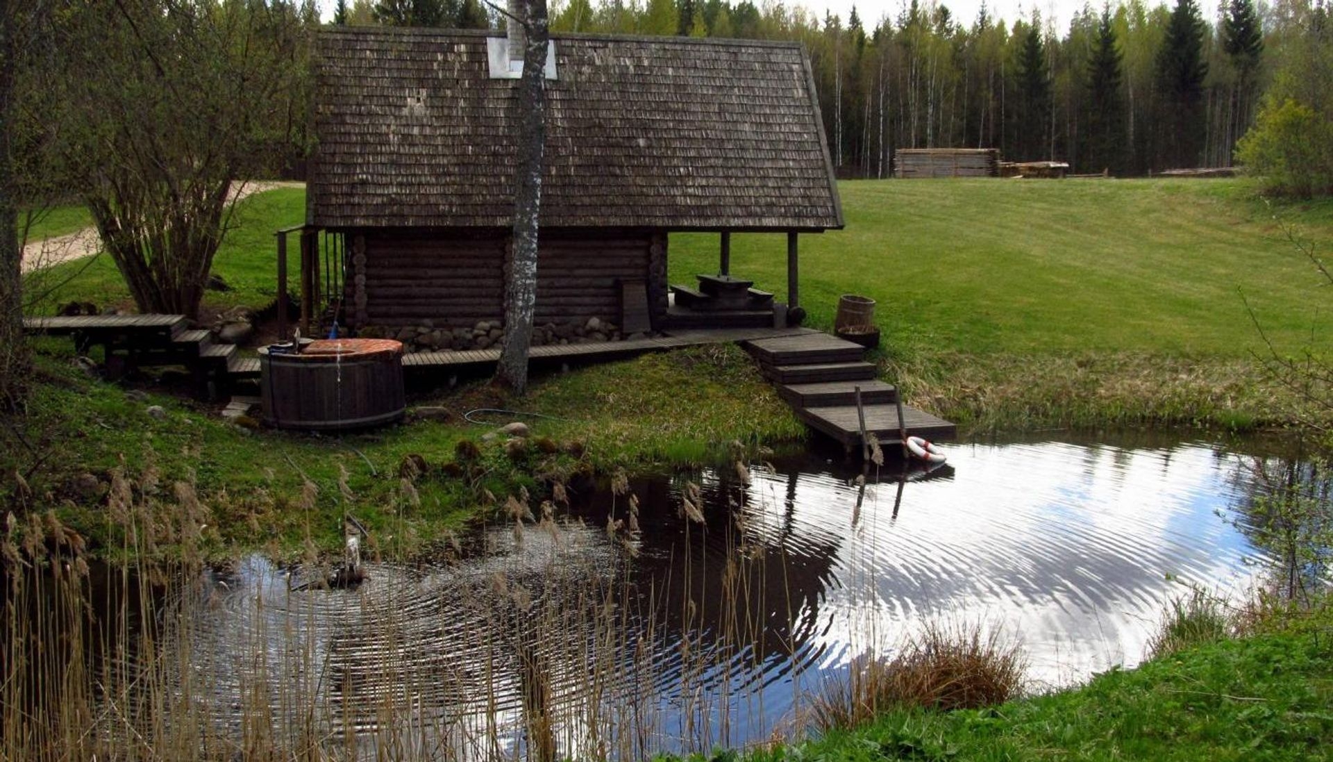 Kivitalu skaņu studijas pirts dīķa krastā