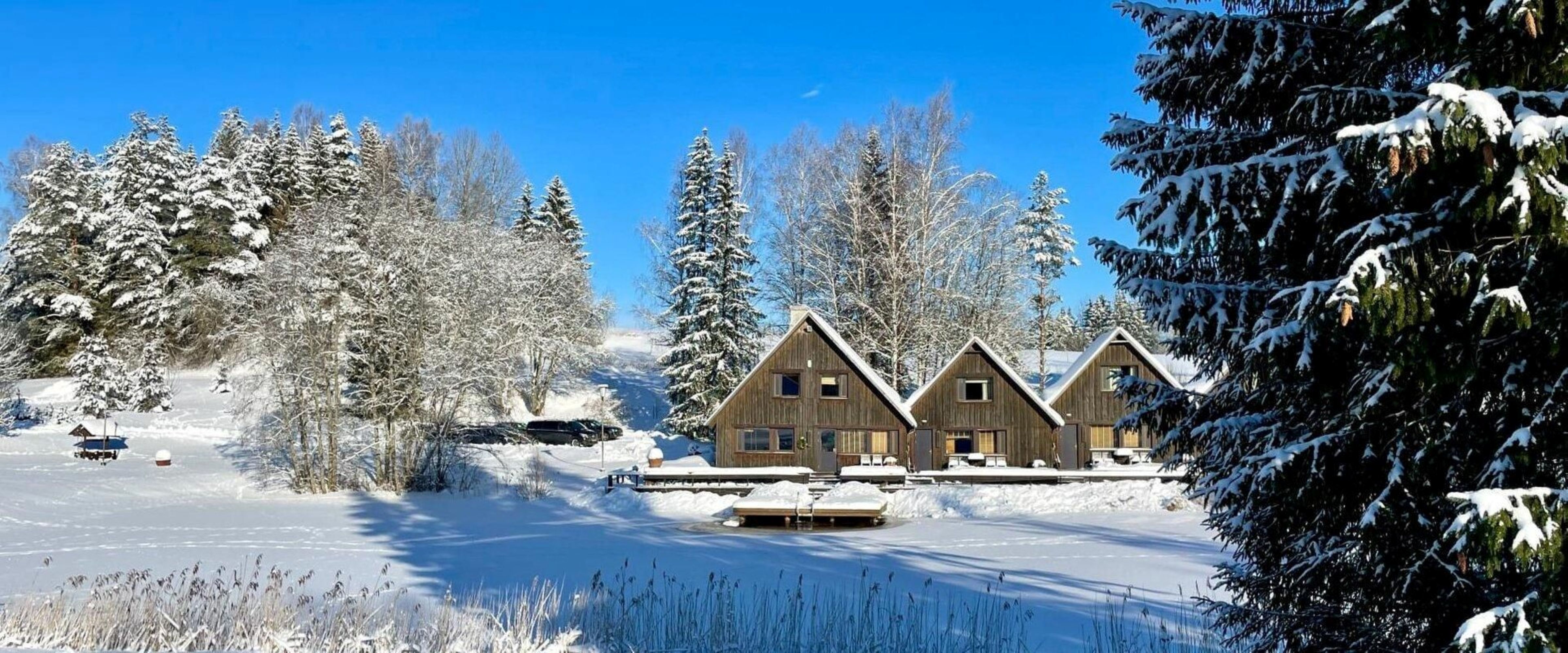 Kivitalu Country Hotel naktsmītnes ziemā