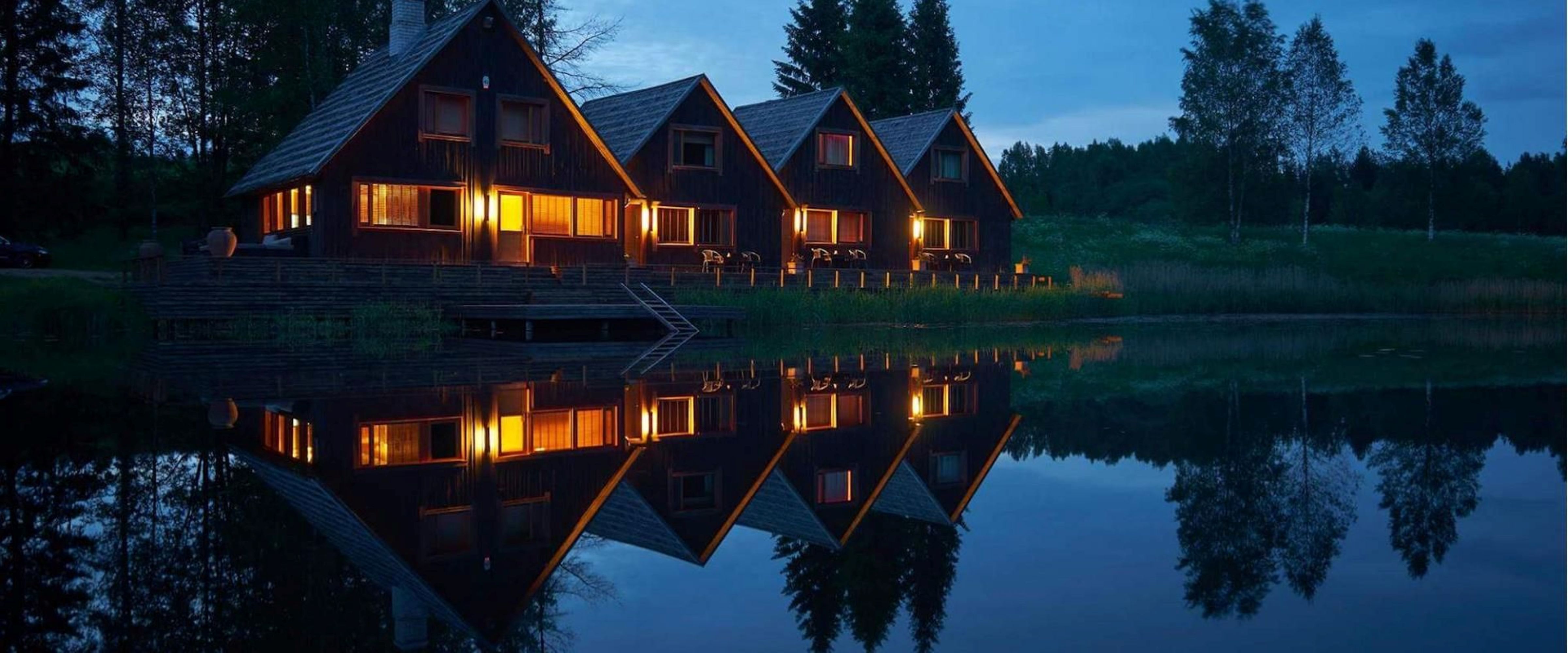 Kivitalu Country Hotel izmitināšana vakara krēslā