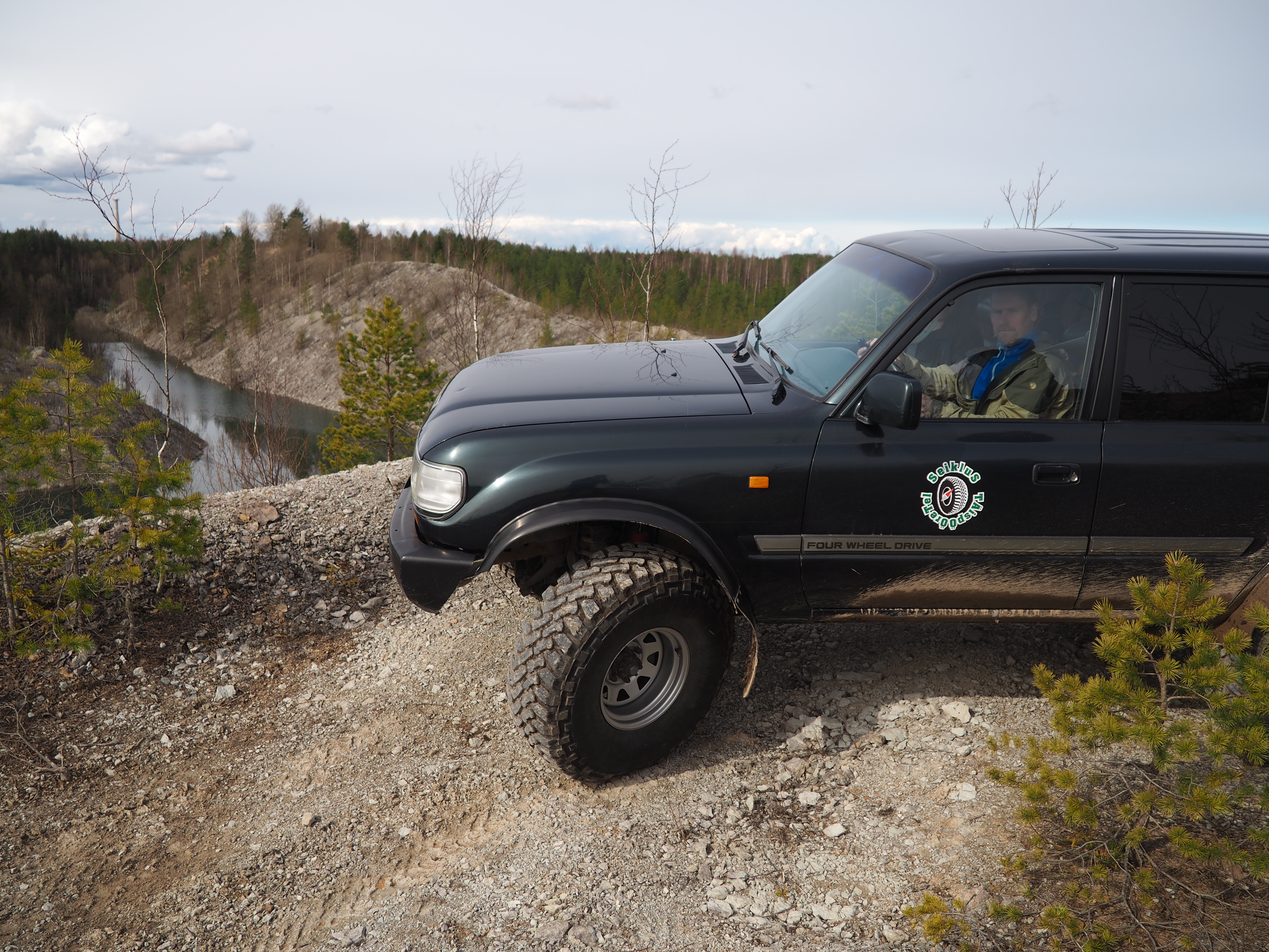 Soovid seiklust maasturitega, ise juhtida? Siis sea sammud Ida-Virumaa poole! Sind ootab sõit maasturitega Aidu vanas põlevkivikarjääris. Külastame mi