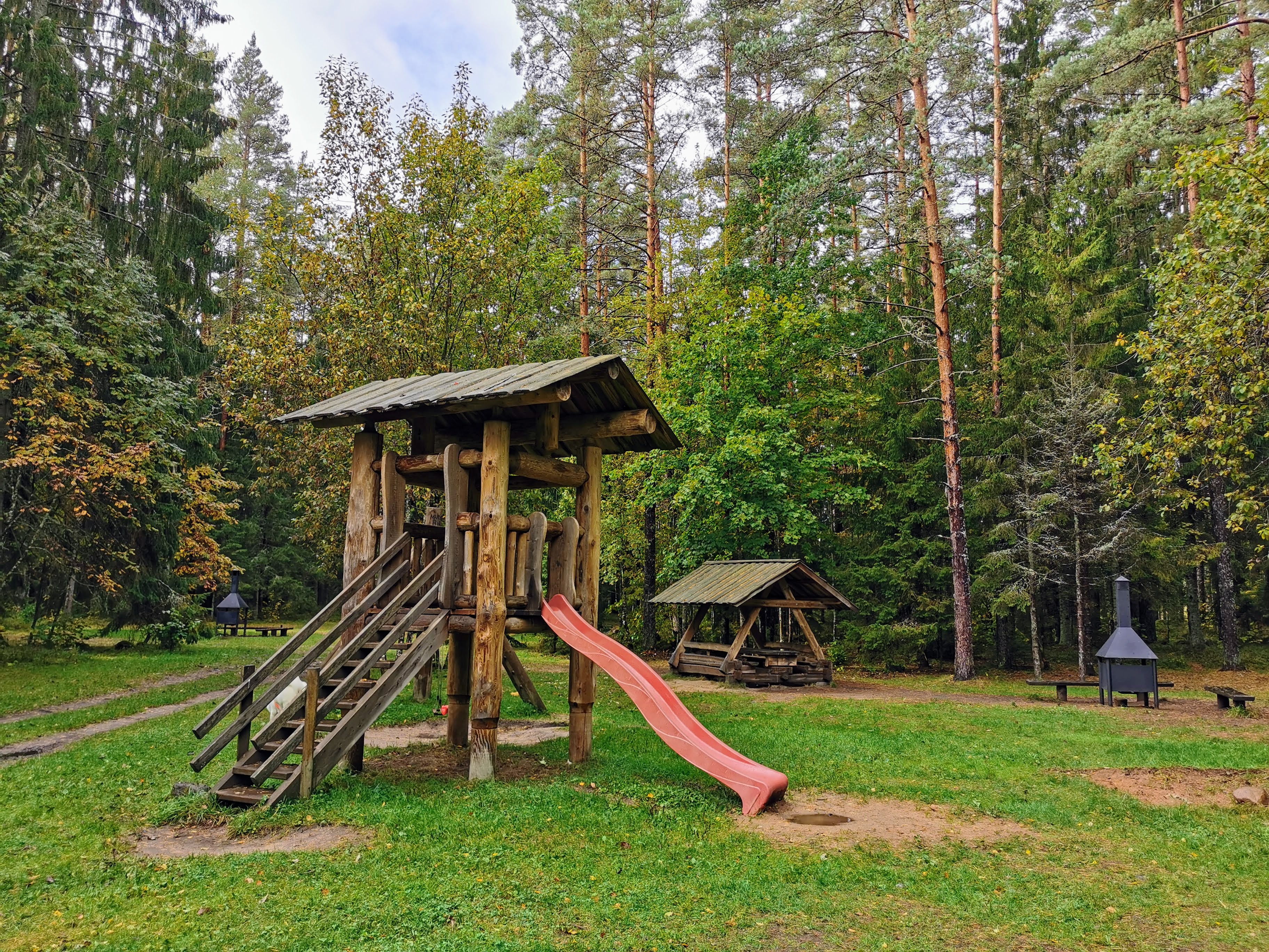 Rae järve telkimisalal asub laste mänguväljak