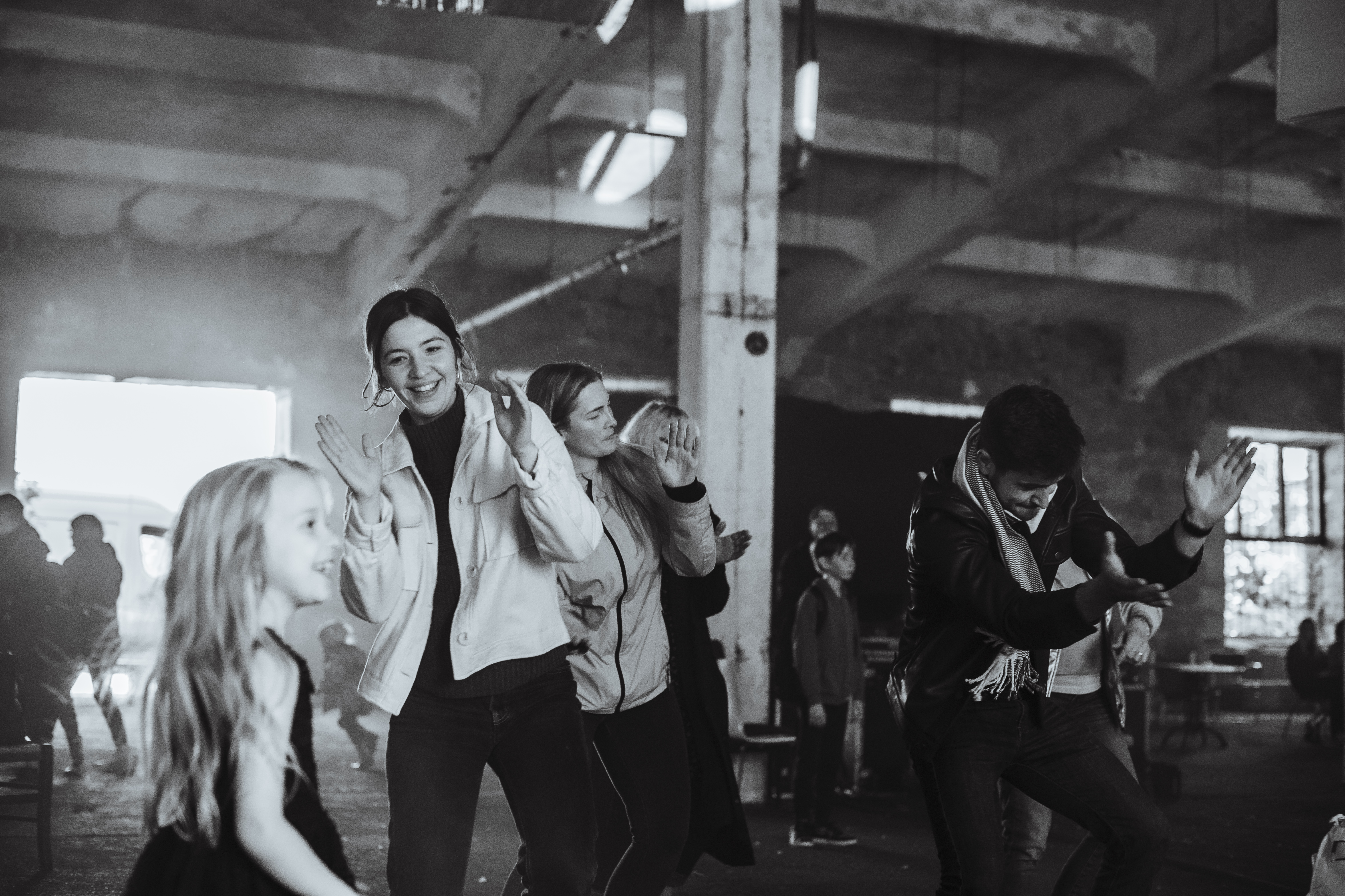 Kontsert Hiiumaal Viscosa Kultuuritehase rohelises saalis suvel 2025