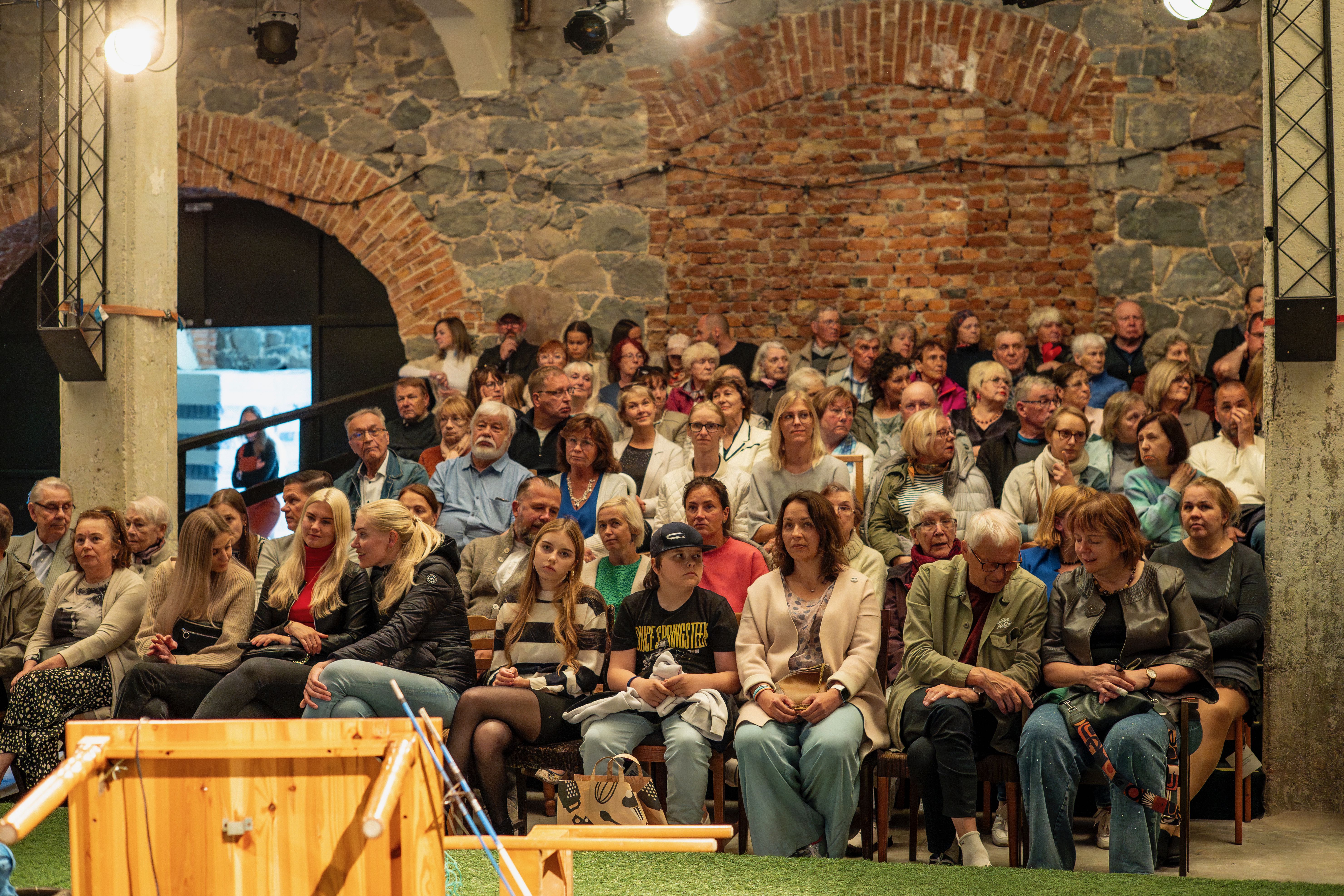 Viscosa teatripublik koguneb saali vaatama „Jänki seiklused Hiiumaal“