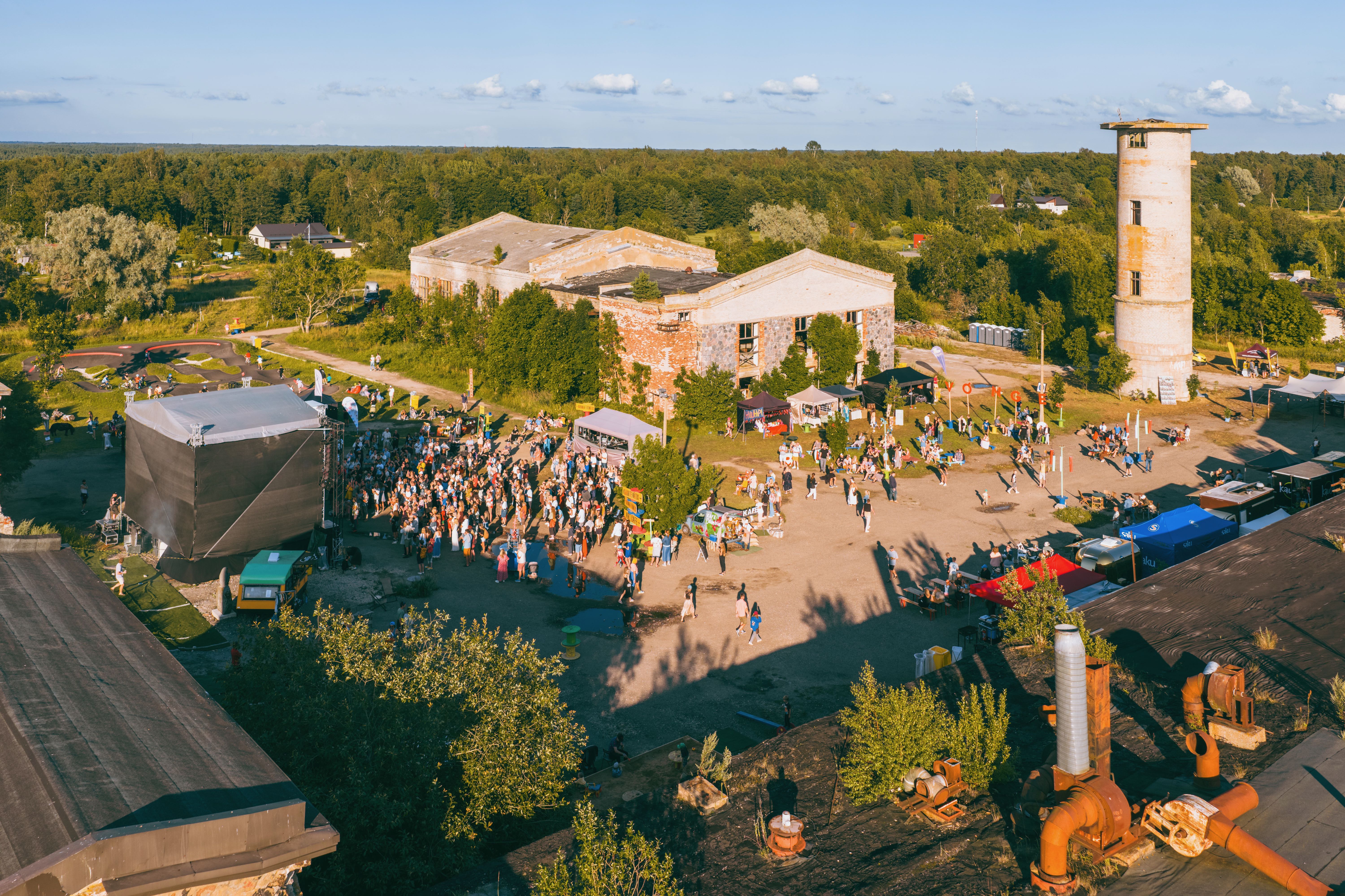 Hiiumaal Kõrgessaare alevikus asuvad endise kunstsiidivabriku hooned, mille järgi sai Kõrgessaare alevik ka endale hüüdnimeks Viskoosa. Kunstsiidi jõu