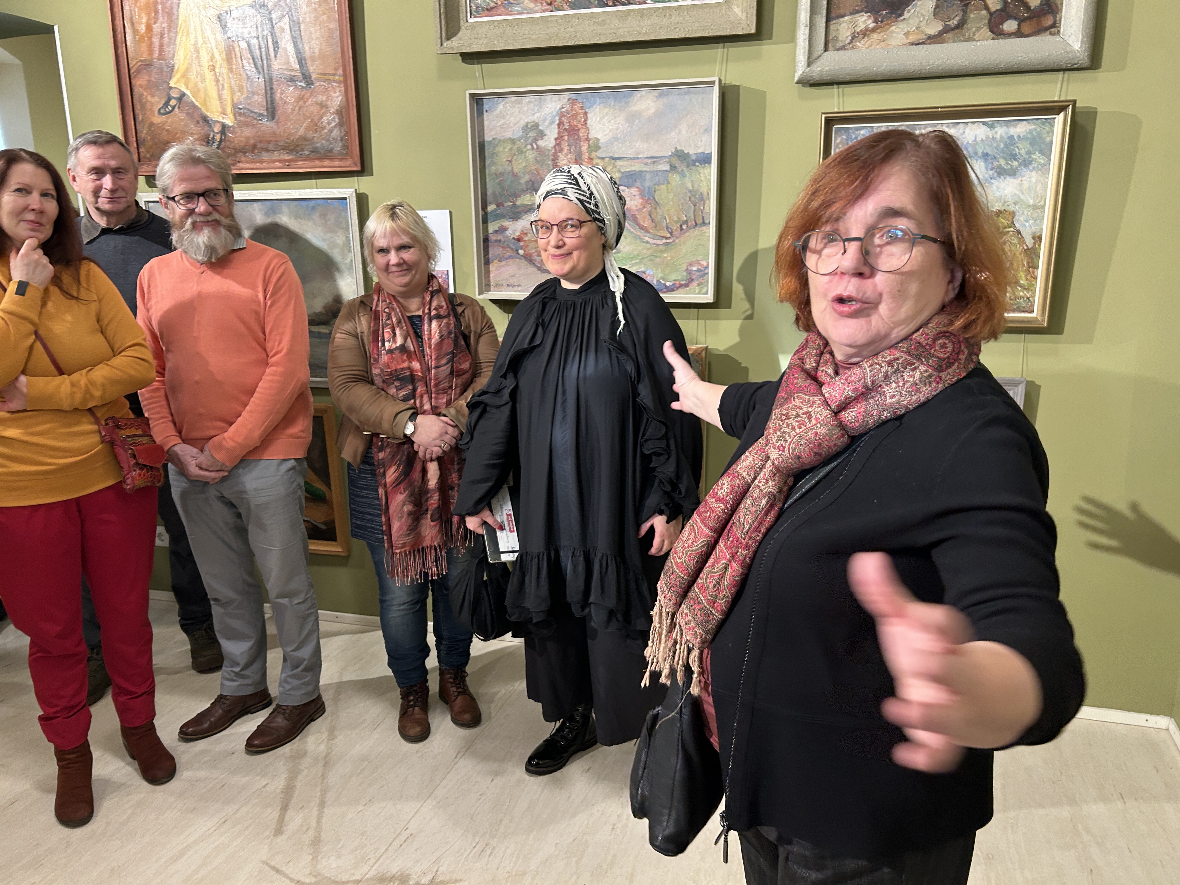 Tiiu Männiste näituse avamisel rääkimas