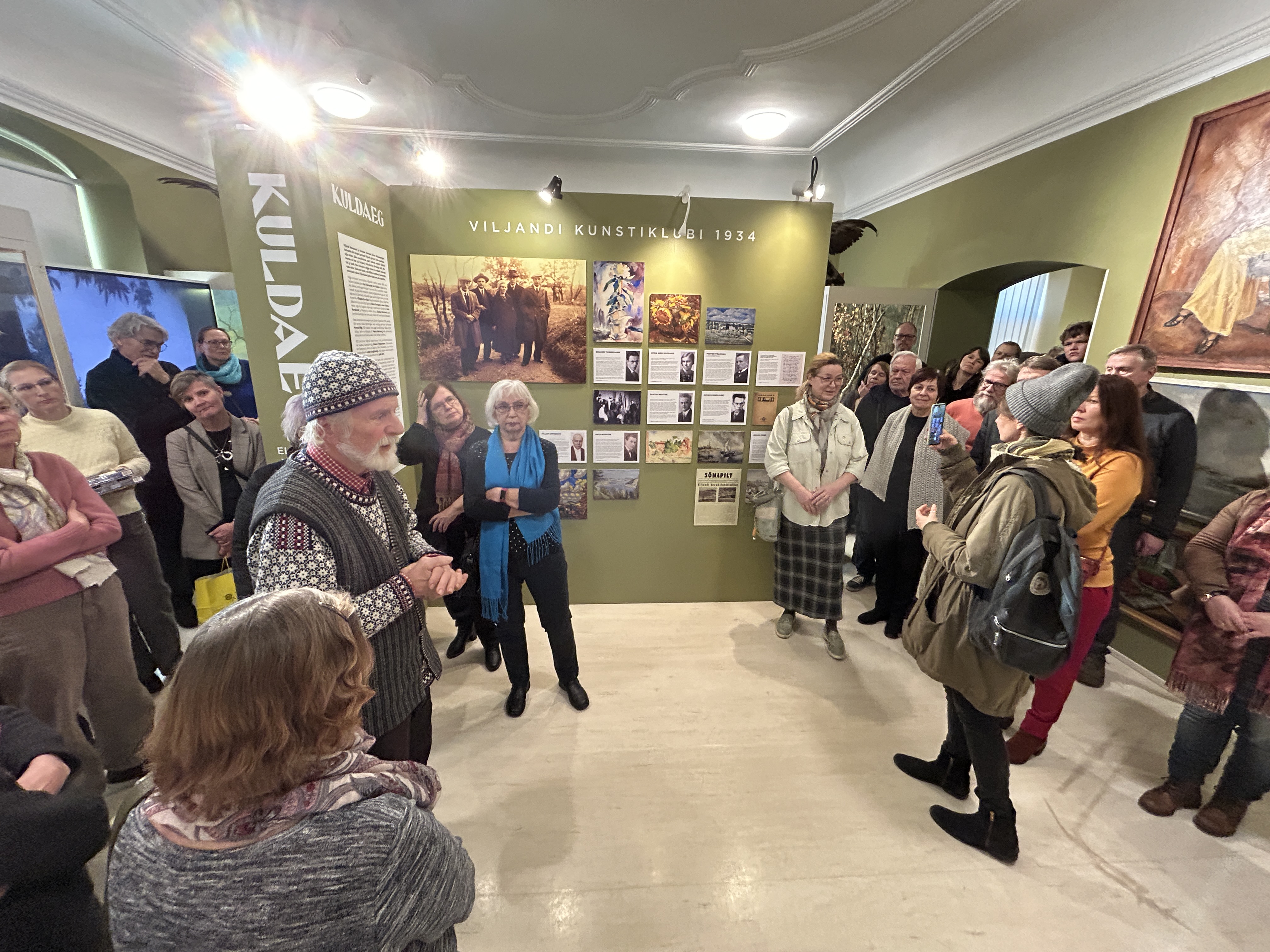 Näituse avamise külastajad