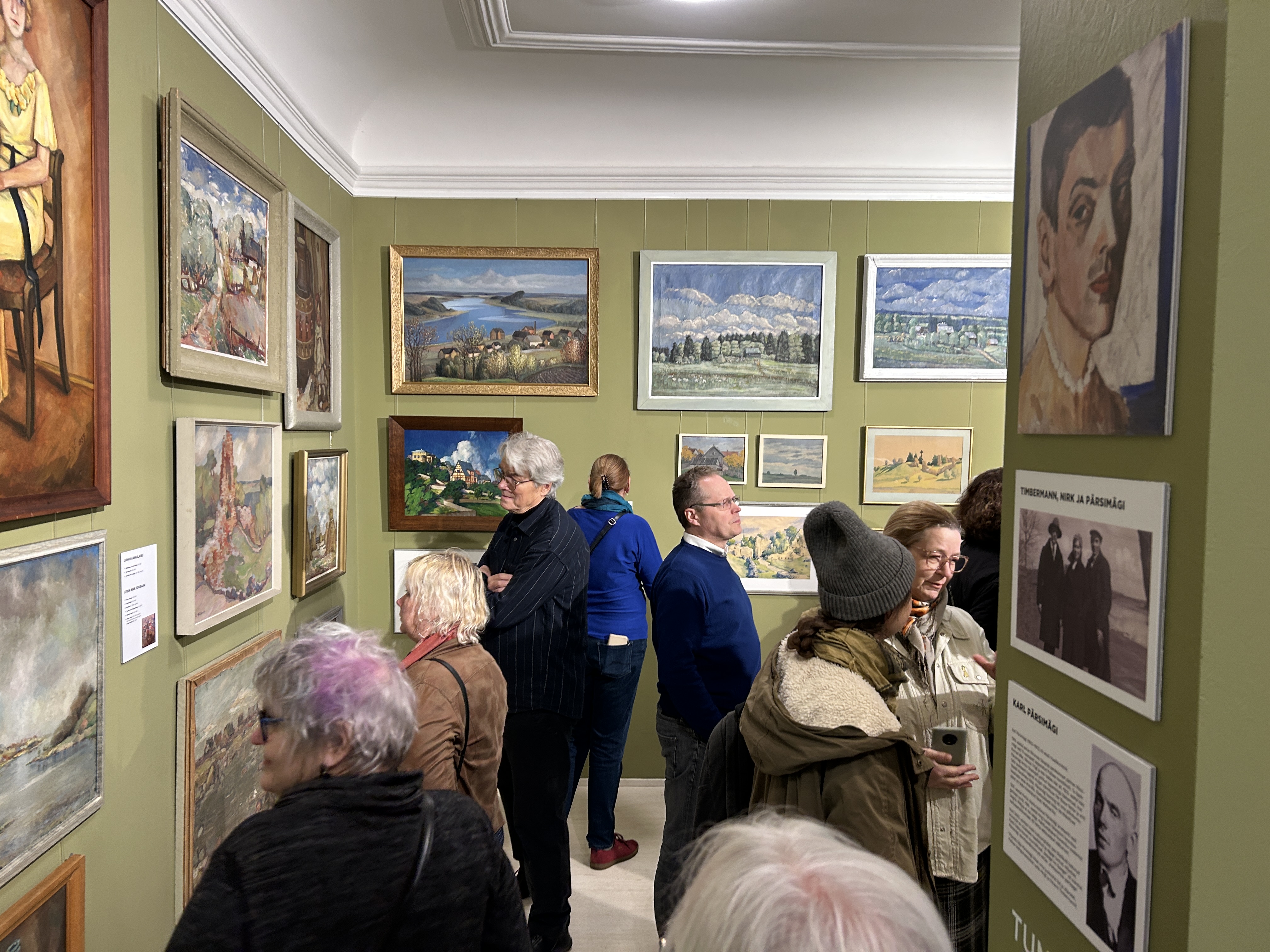 Näituse avamise külastajad
