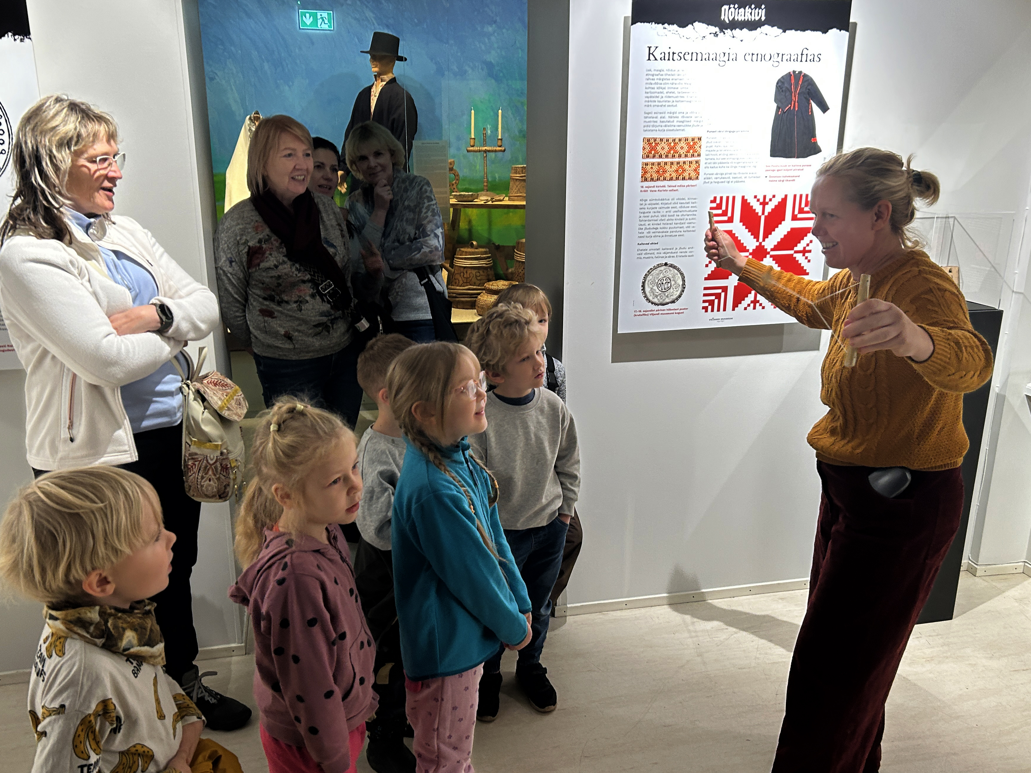 Annika Mändmaa Nõiakivi saladusi avamas