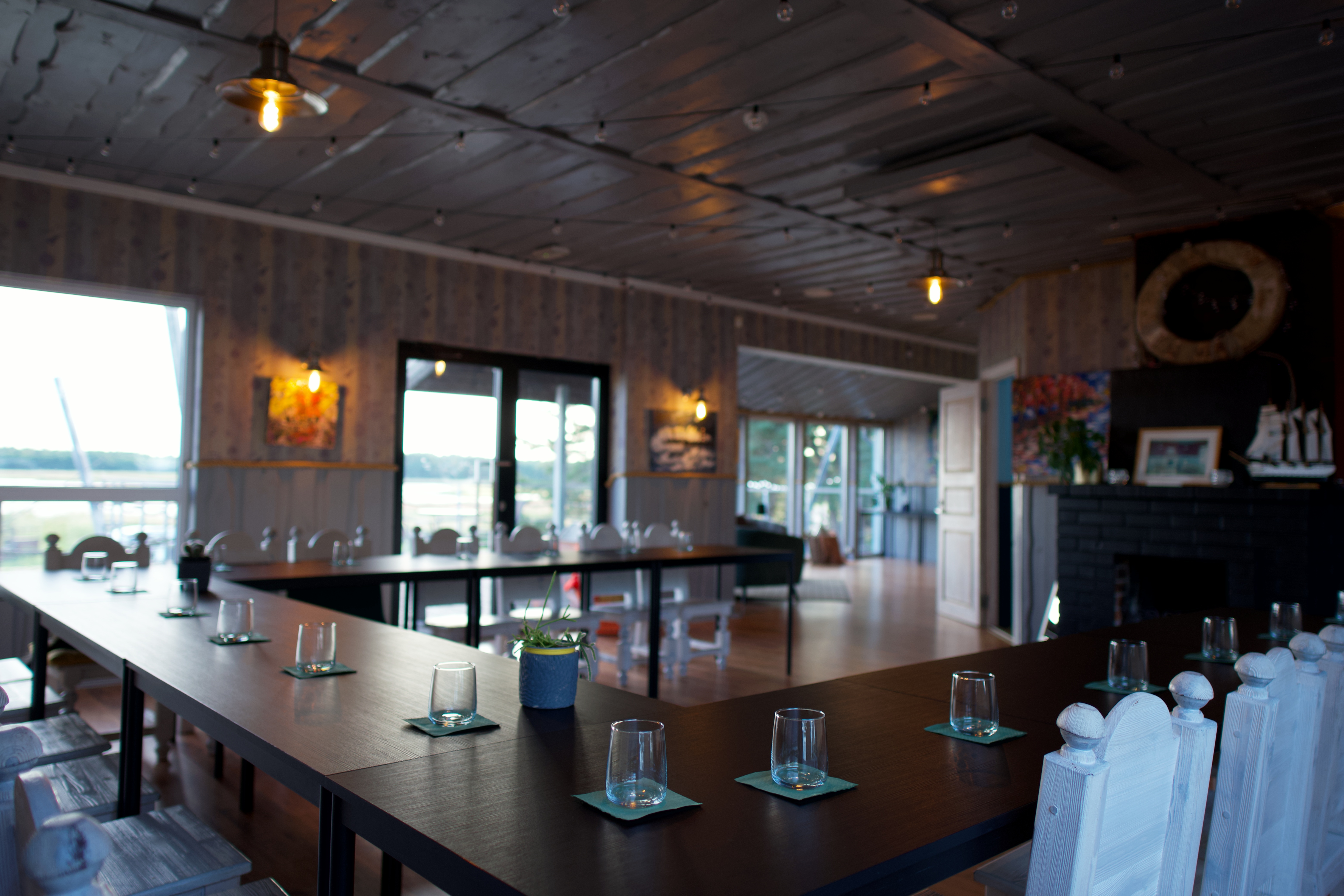 U-kujuline laua paigutus koos esitlusalaga, ideaalne tiimitööks ja aruteludeks, Vergi Sadam Lahemaal