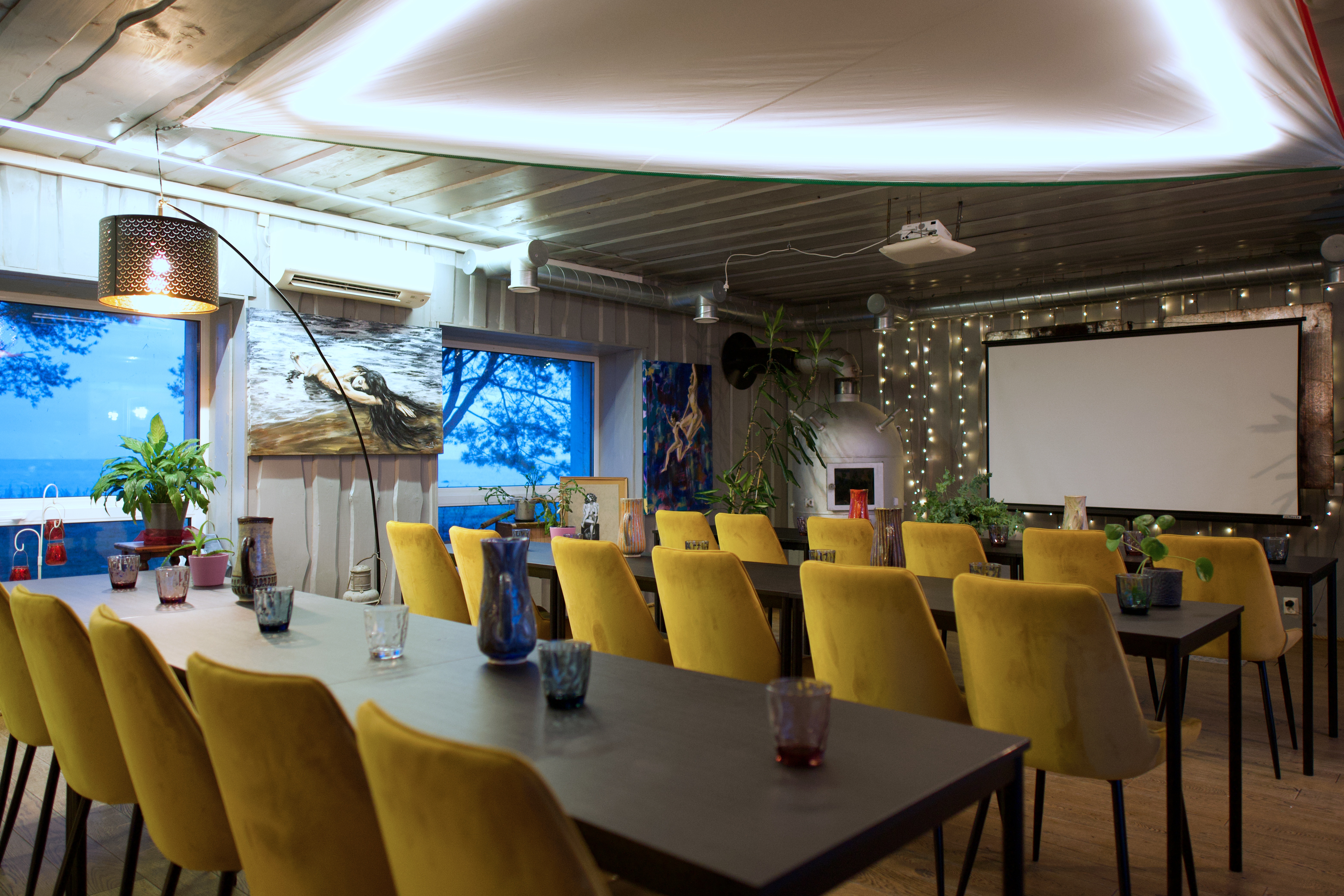 Koolitusruum klassistiilis laudadega, seminarid ja õpitoad Vergi Sadamas, Lahemaa