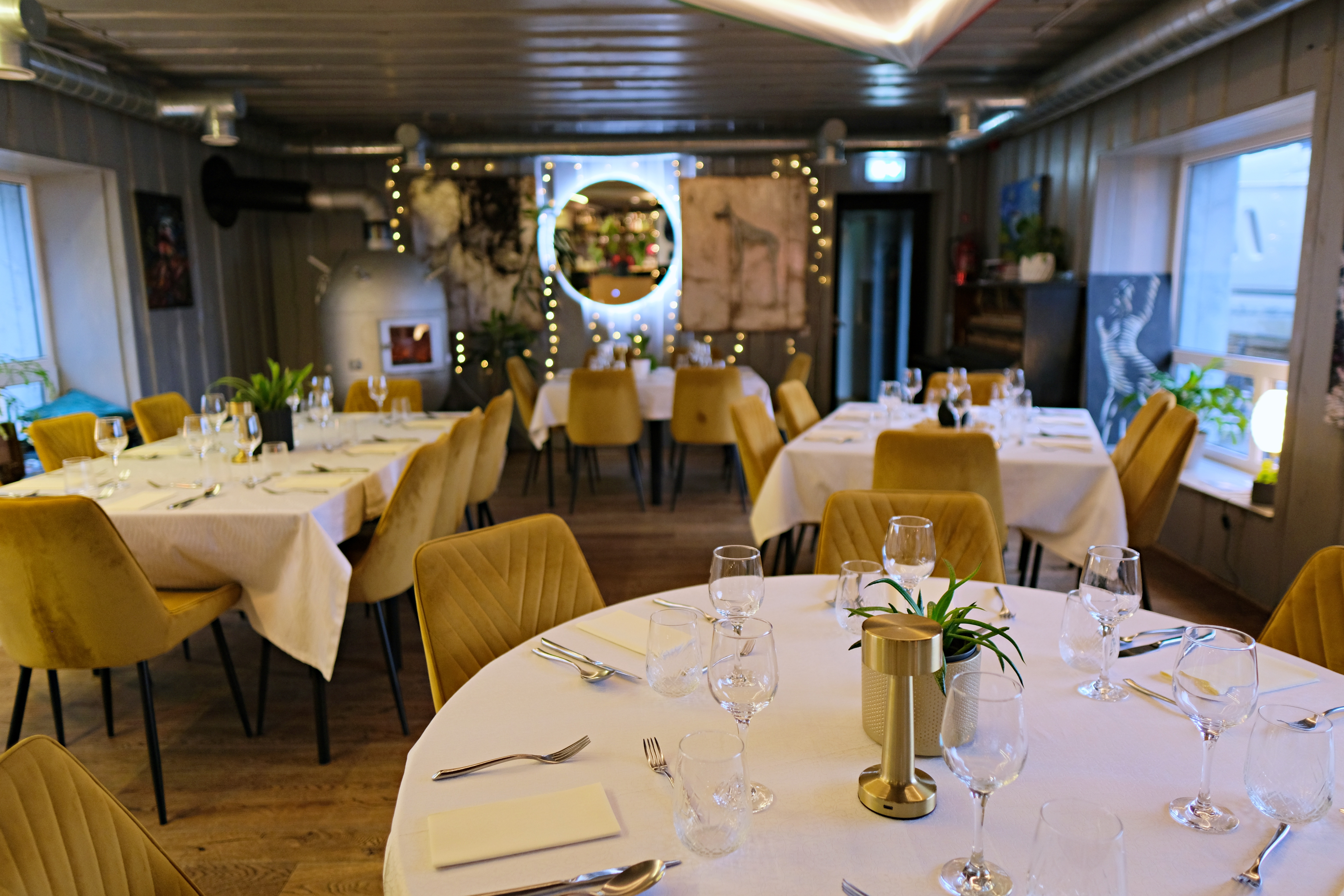 Pidulikult kaetud peolauad grupitoitlustuseks, Eesti maitsed ja hooliv teenindus Vergi Sadama peasaa