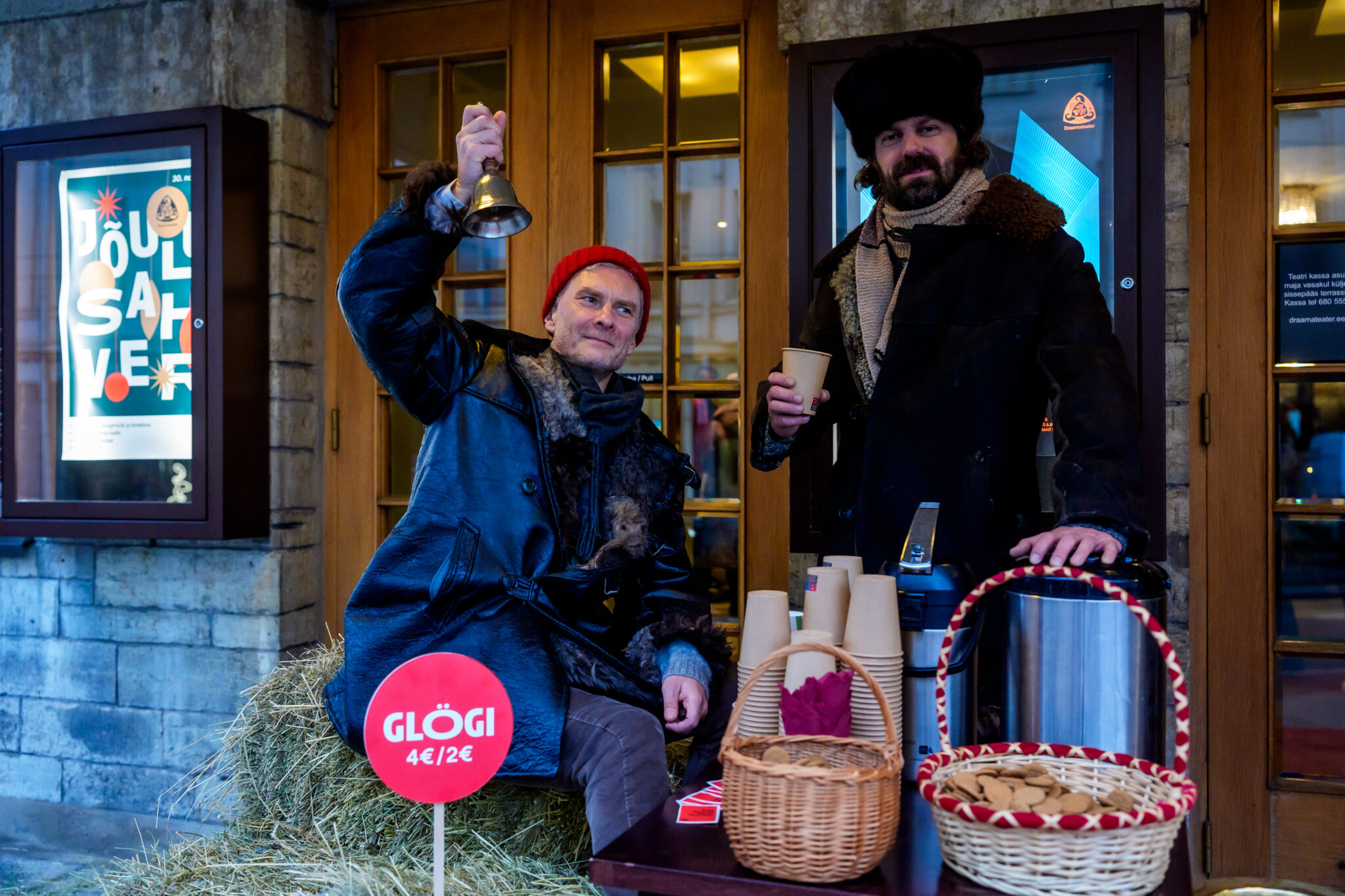 Eesti Draamateatri heategevuslik Jõulusahver avab kord aastas oma uksed, pakkudes võimalust osta teatrirahva käsitööd ja kunstitöid, osaleda õnneloosi