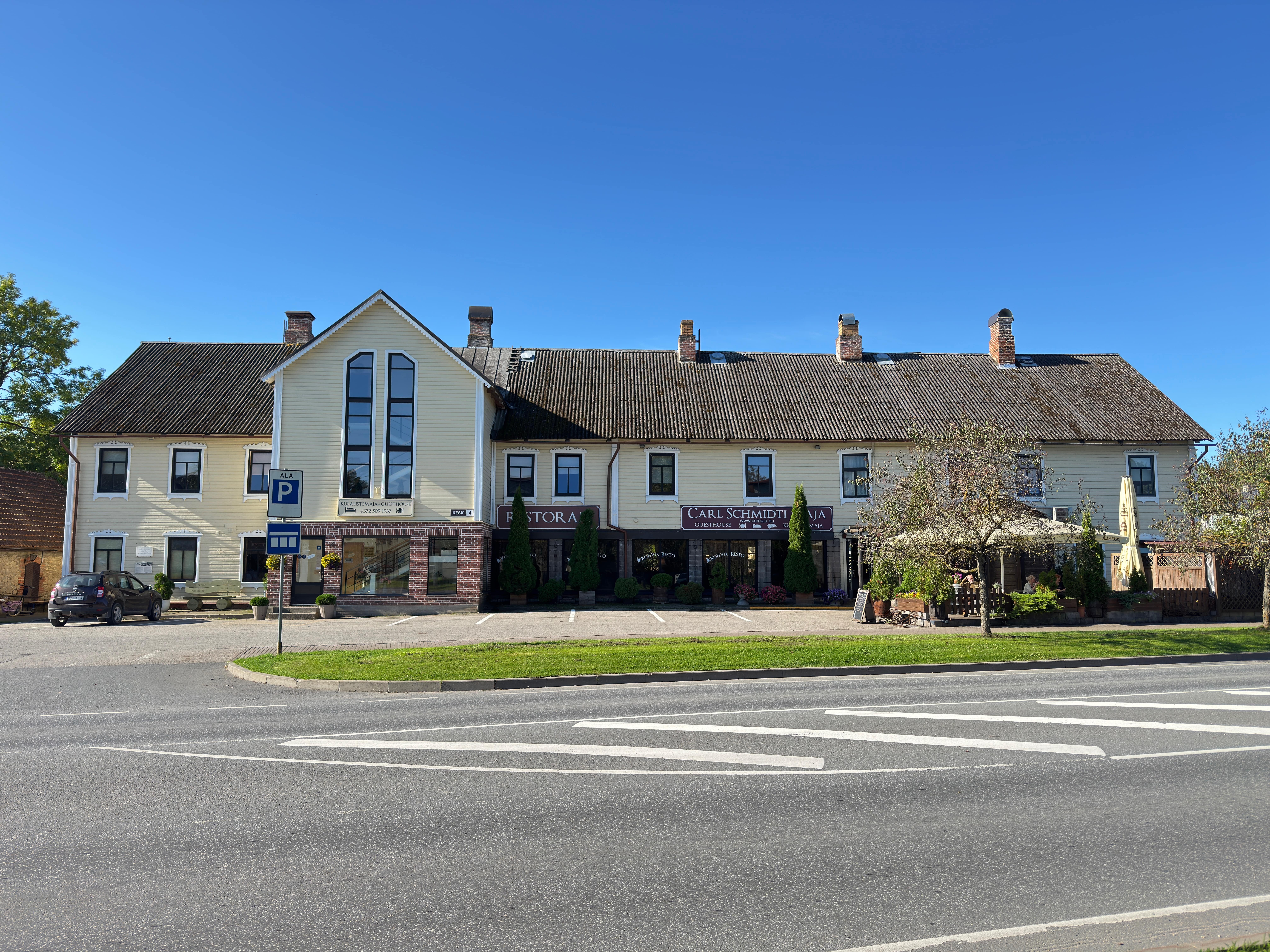 Carl Schmidtin talo sijaitsee Keski-Virossa, 1 km päässä Tallinna-Tartto maantiestä, Põltsamaan pikkukaupungin sydämessä. Rakennuksen I kerroksessa on