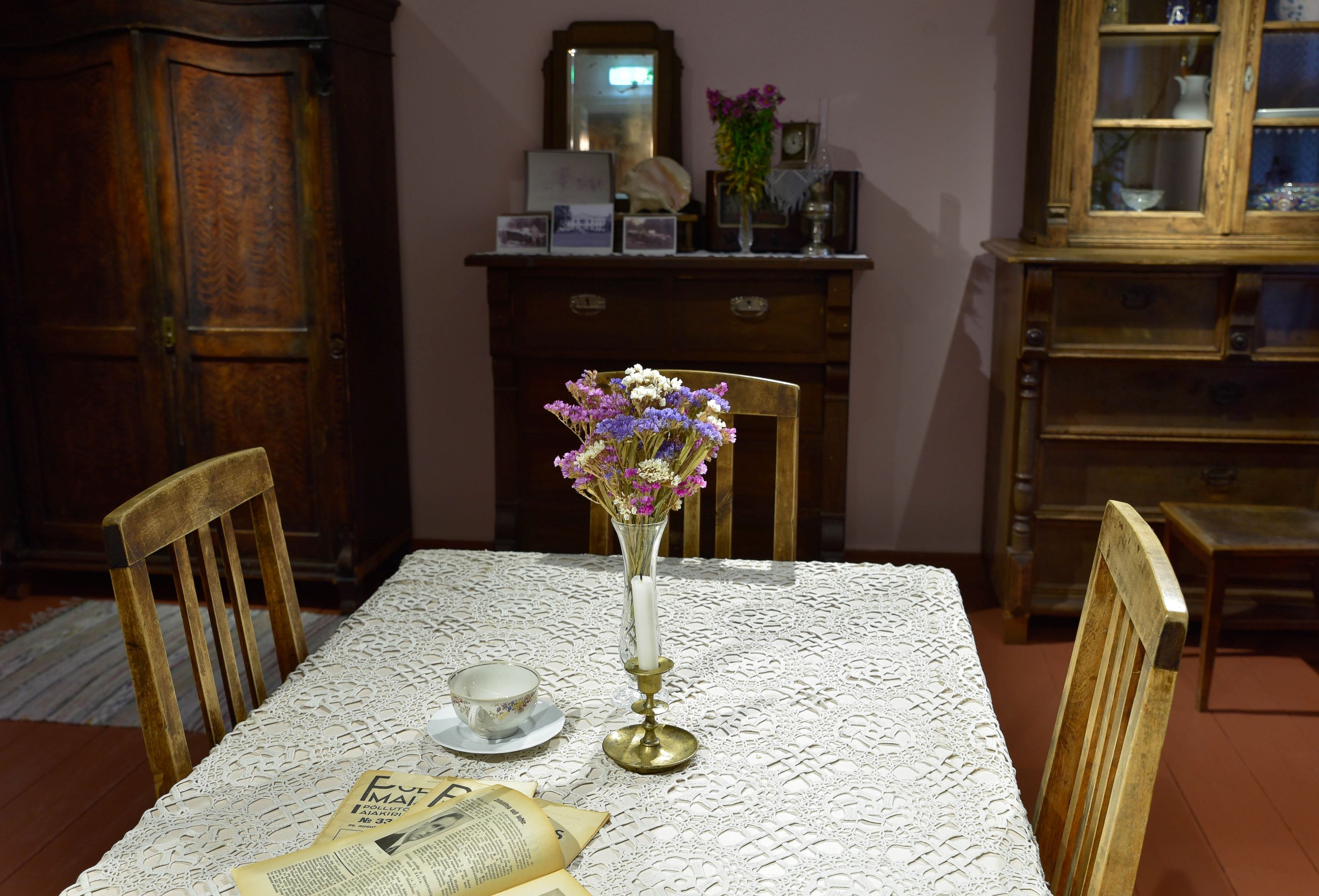 Menistes (Mõniste) brīvdabas muzejā var izmēģināt roku uguns kuršanā, šaušanā ar loku un lingu, kā arī laso mešanā. Te var mācīties gatavot dažādus pr