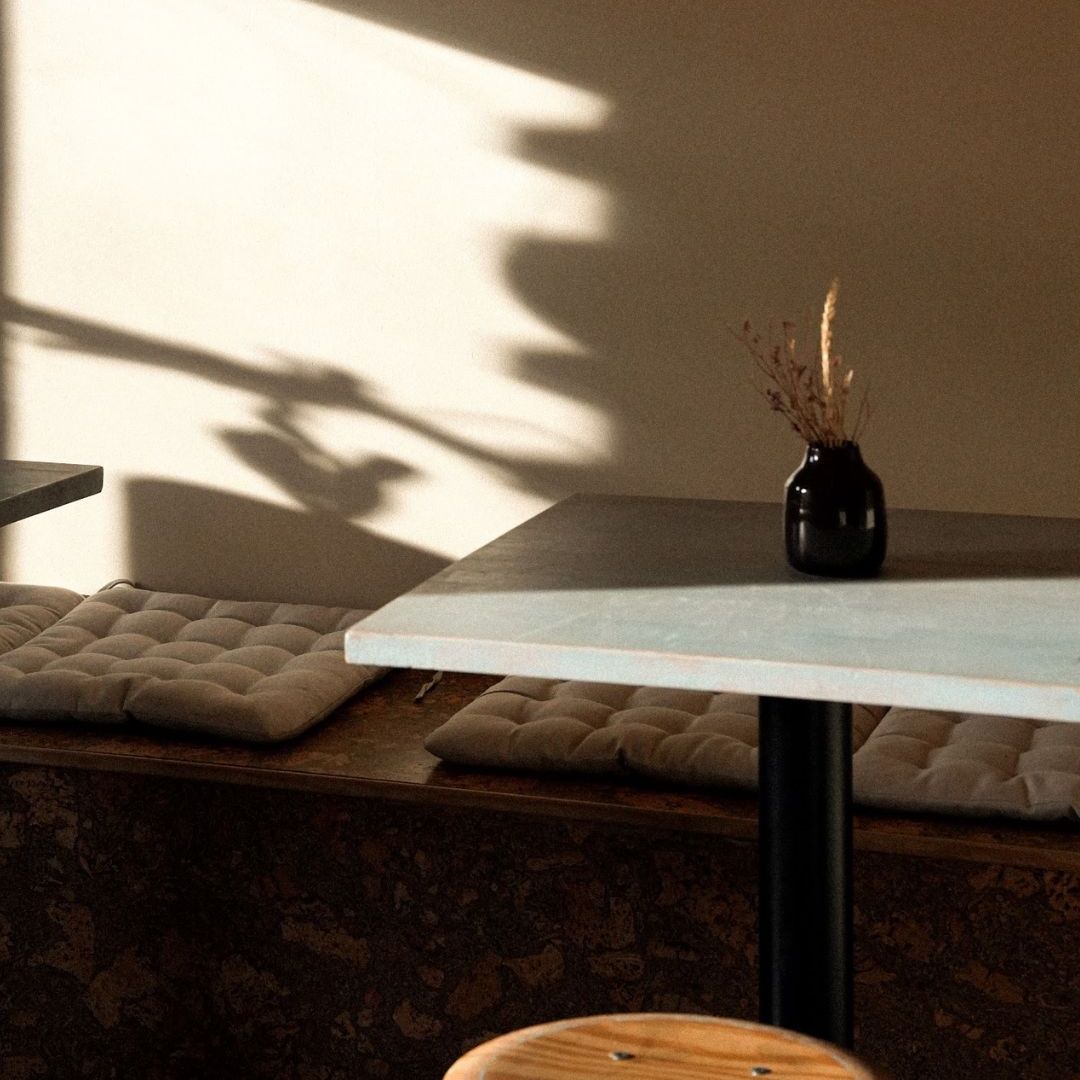 Sitzecke im Fika in der Tehnika-Straße