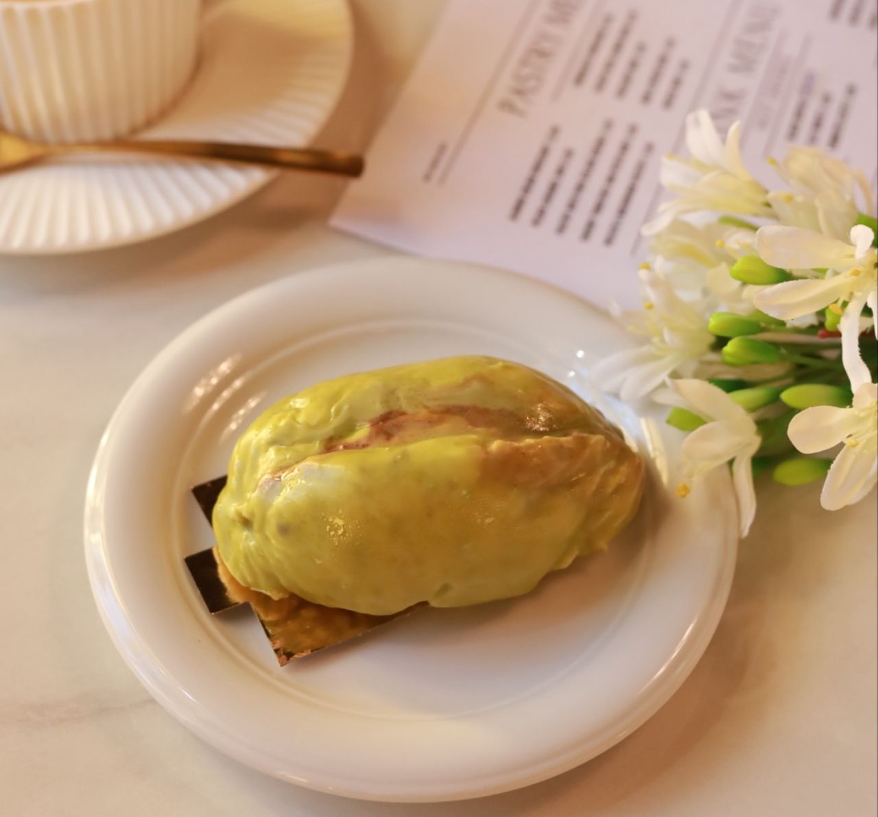 MyCake katettu pöytä ja leivonnainen