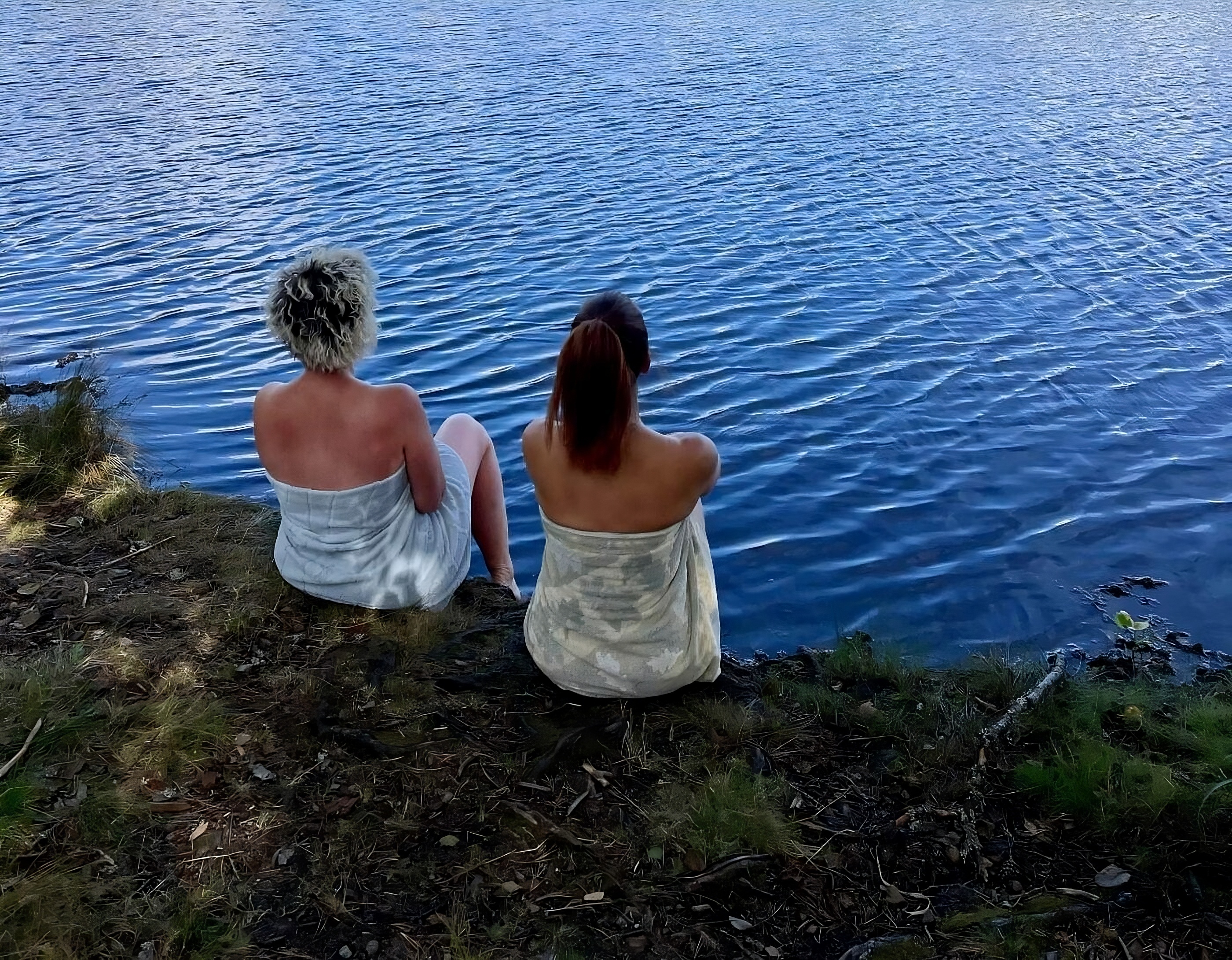 Atpūtas brīdis pie purva ezera krasta Kervemā (Kõrvemā)