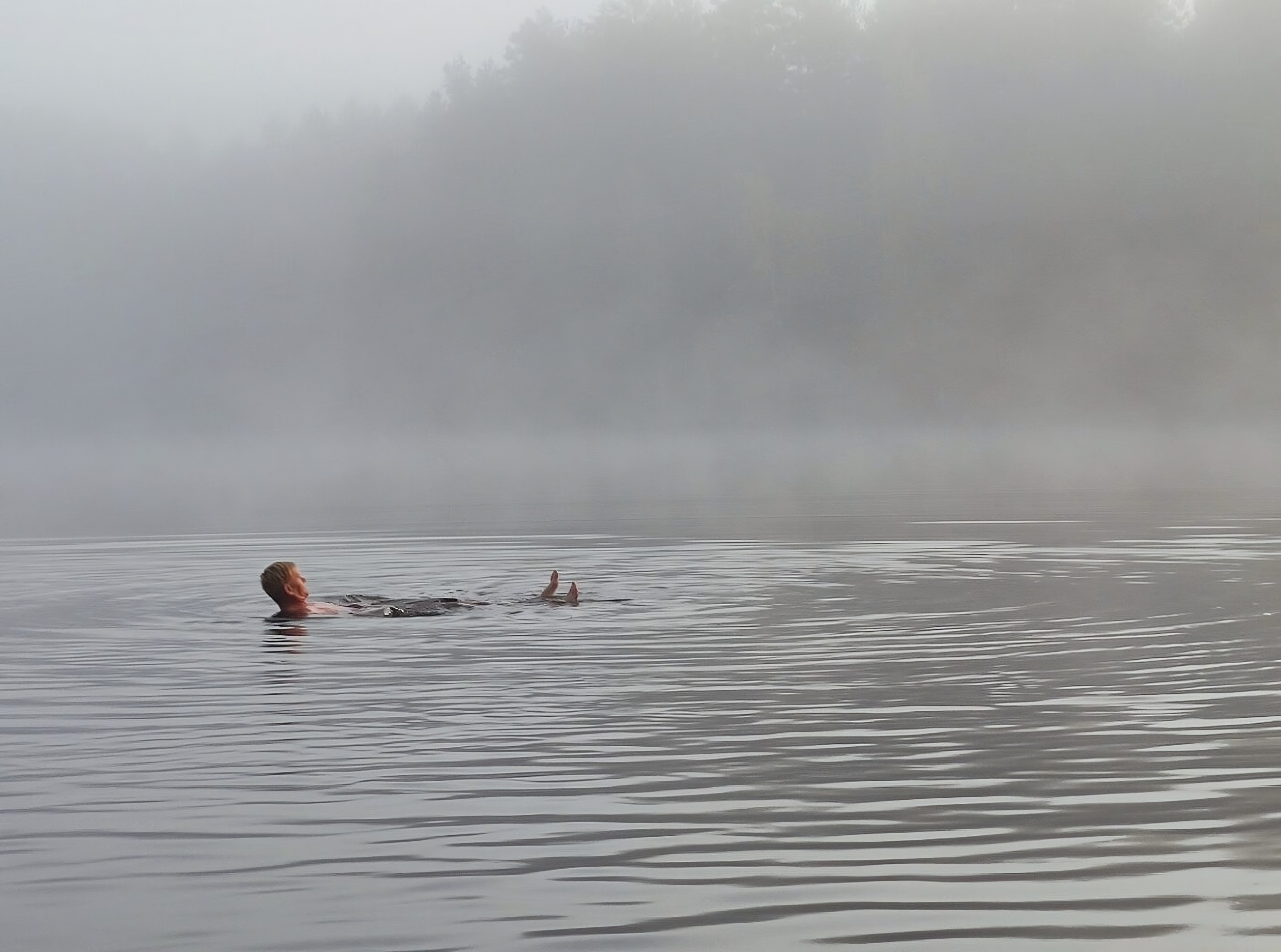 Pārgājiens basām kājām kopā ar peldēšanu purva ezerā